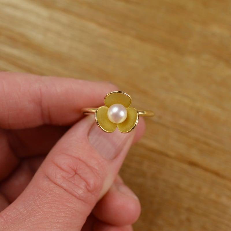 Women's 18 karat yellow gold pearl flower ring For Sale