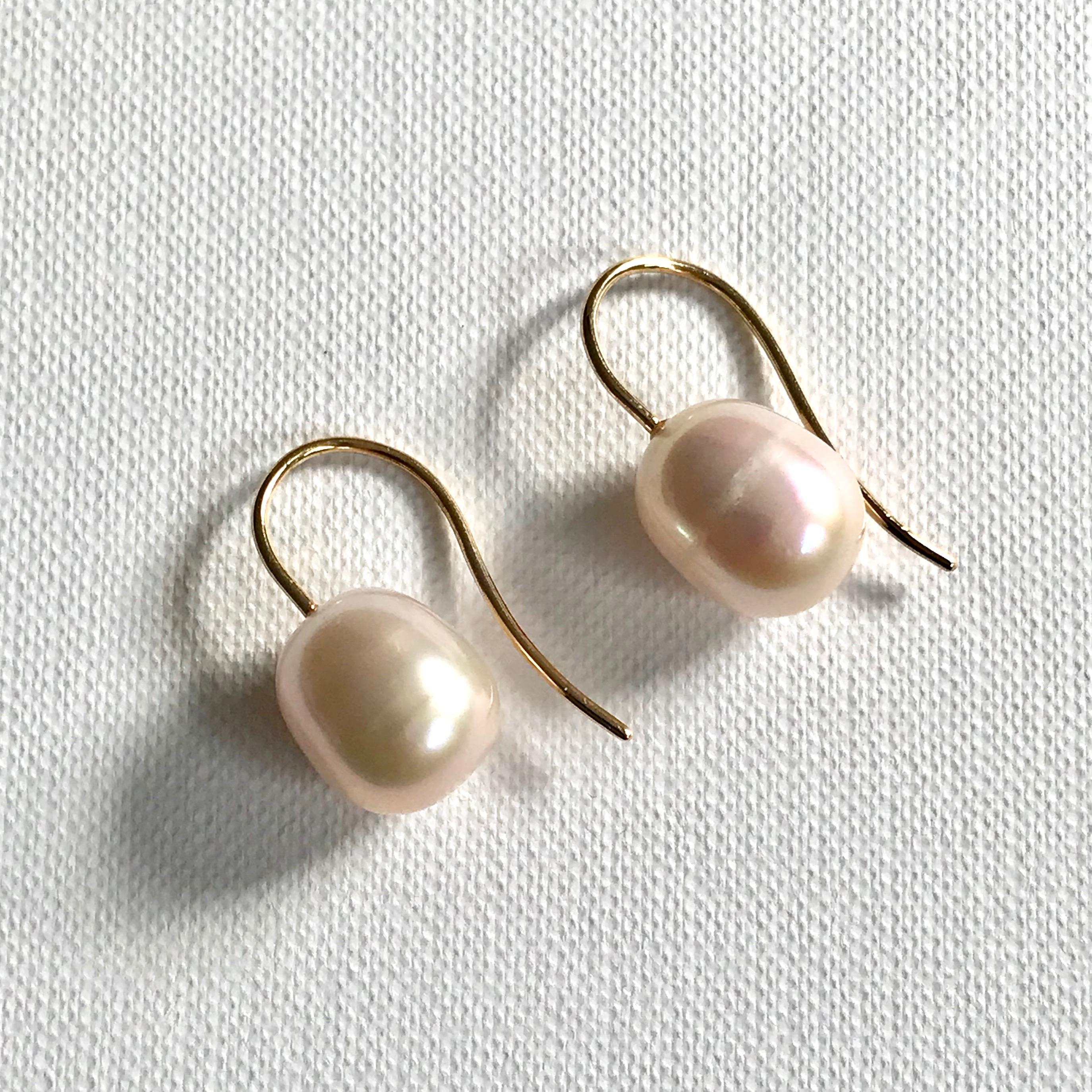 Contemporary 18 Karat Solid Yellow Gold Pearl Hook Drop Earrings For Sale