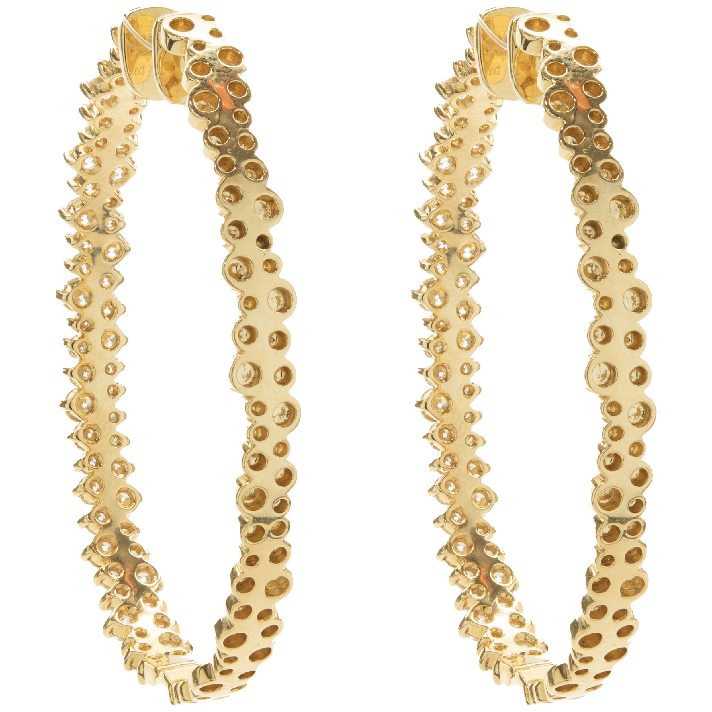 Designer: Sonderanfertigung
MATERIAL: 18K Gelbgold
Diamanten: 110 runde Diamanten im Brillantschliff = 3,54cttw
Farbe: G
Klarheit: VS2
Gewicht: 16,75 Gramm