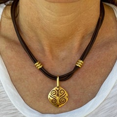 18 Karat Yellow Gold Pendant Leather Cord Hook Clasp Neckace