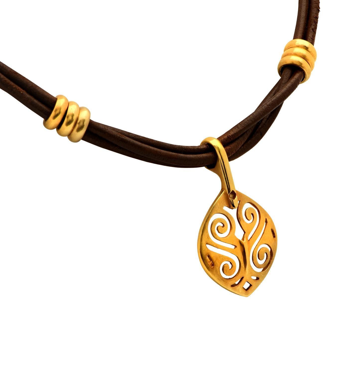 Moderne Pendentif en or jaune 18 carats Cordon en cuir Fermoir à crochet Collier en vente