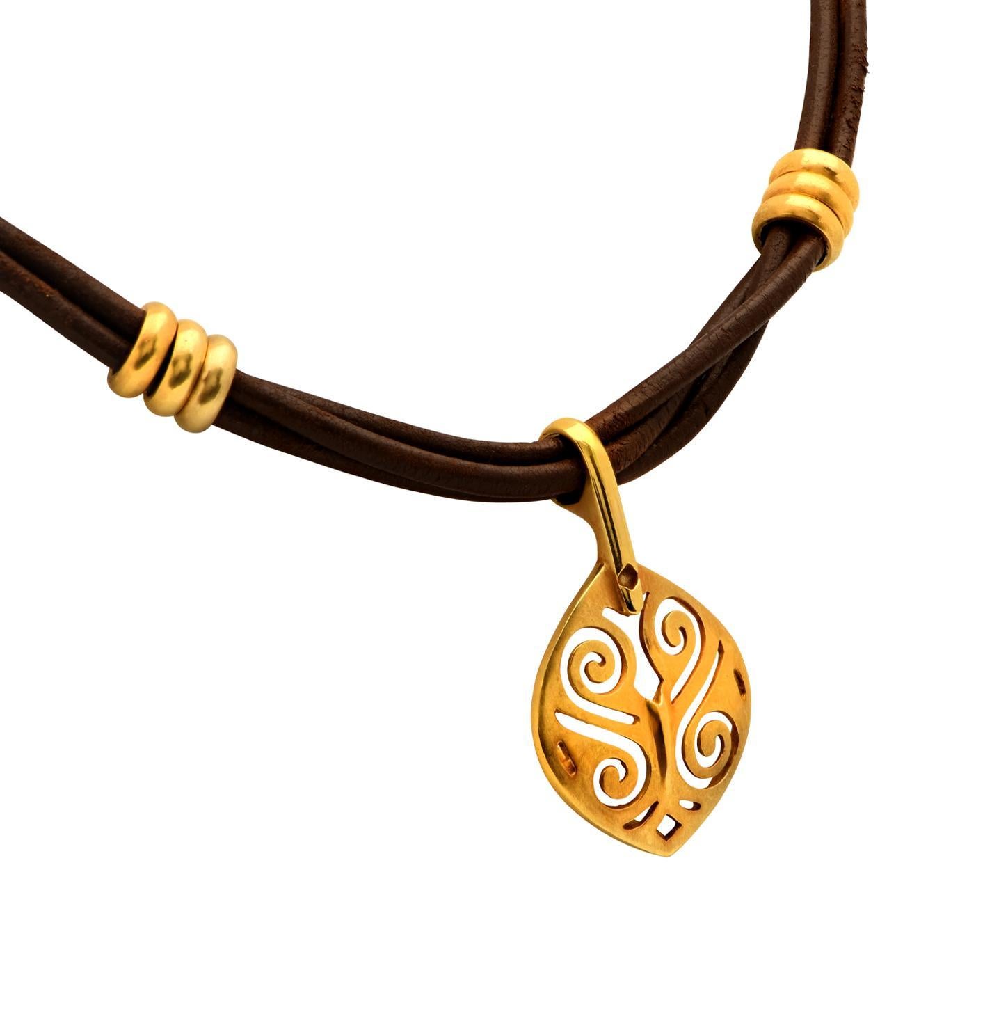 Pendentif en or jaune 18 carats Cordon en cuir Fermoir à crochet Collier Excellent état - En vente à Boca Raton, FL