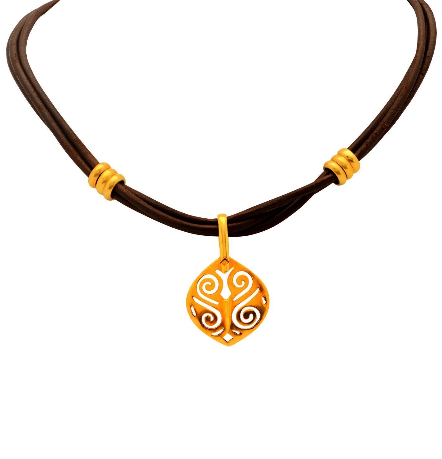 Pendentif en or jaune 18 carats Cordon en cuir Fermoir à crochet Collier Pour femmes en vente