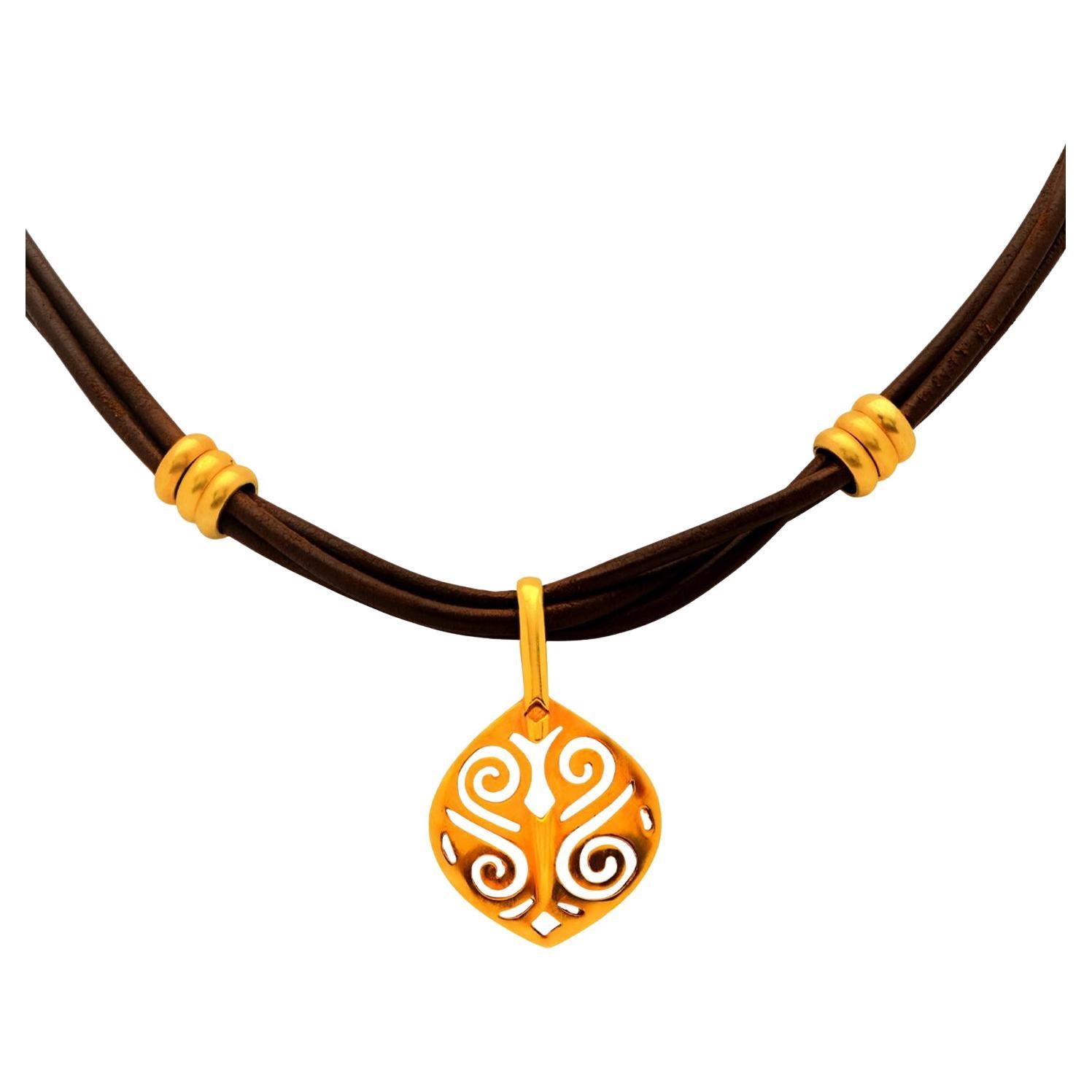 Pendentif en or jaune 18 carats Cordon en cuir Fermoir à crochet Collier en vente