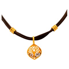 Pendentif en or jaune 18 carats Cordon en cuir Fermoir à crochet Collier