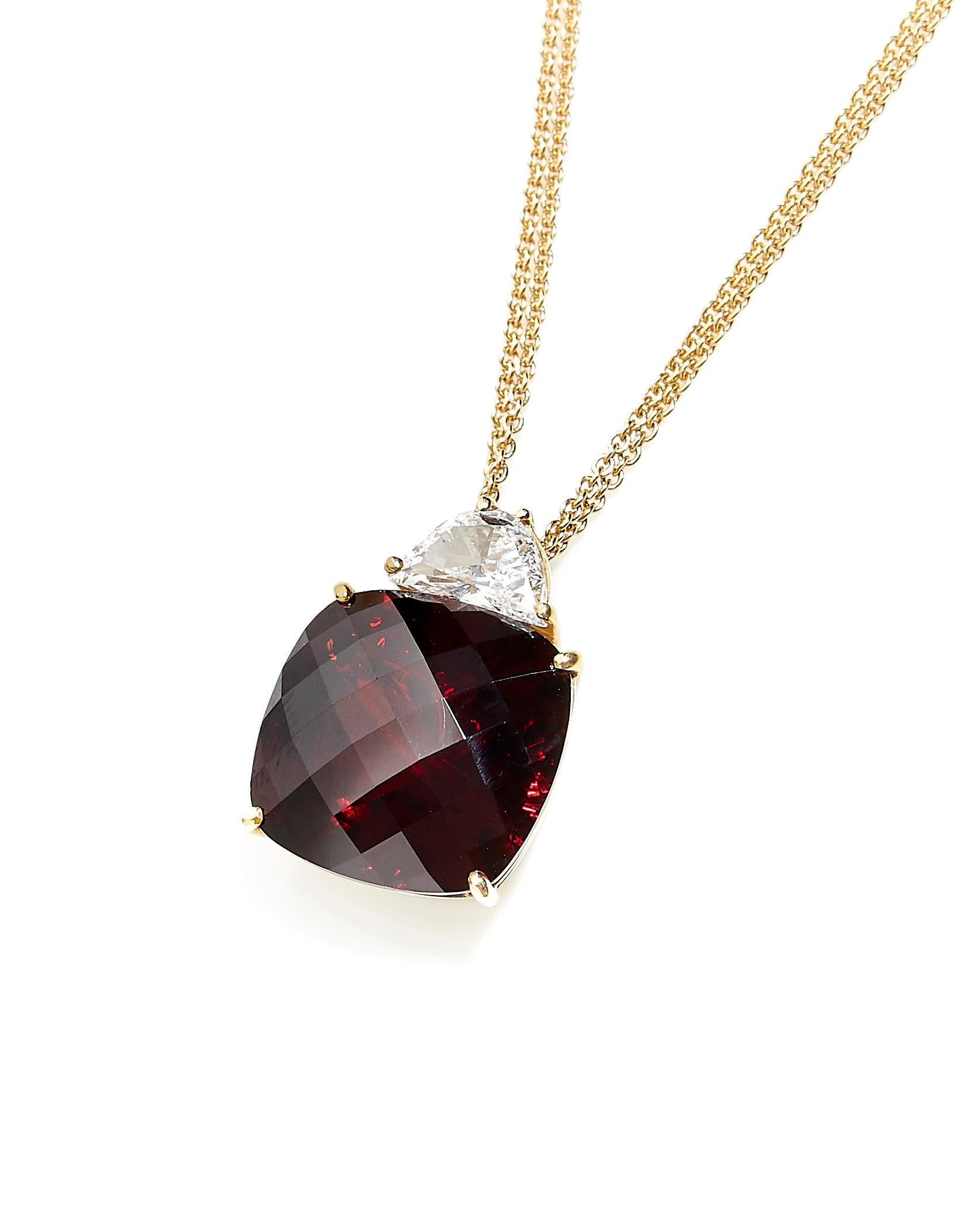 Contemporary 18 Karat Yellow Gold Pendant Necklace with 13.86 Carat Red Garnet and Diamond For Sale