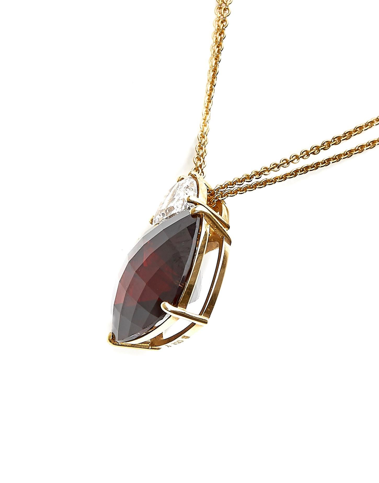 18 Karat Yellow Gold Pendant Necklace with 13.86 Carat Red Garnet and Diamond In New Condition For Sale In Paris, FR