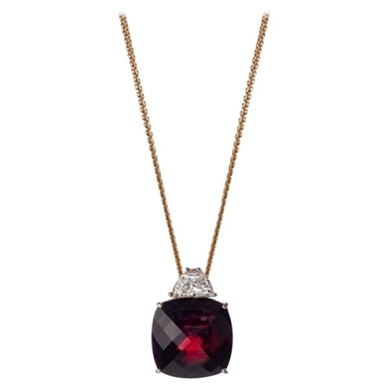 18 Karat Yellow Gold Pendant Necklace with 13.86 Carat Red Garnet and Diamond For Sale