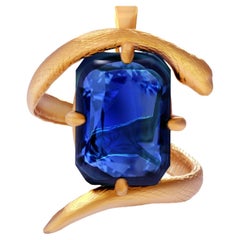 18 Karat Yellow Gold Pendant Necklace with Natural 4,52 Vivid Blue Sapphire