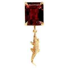 Collana con ciondolo in oro giallo a diciotto carati e granato di rodolite dell'artista