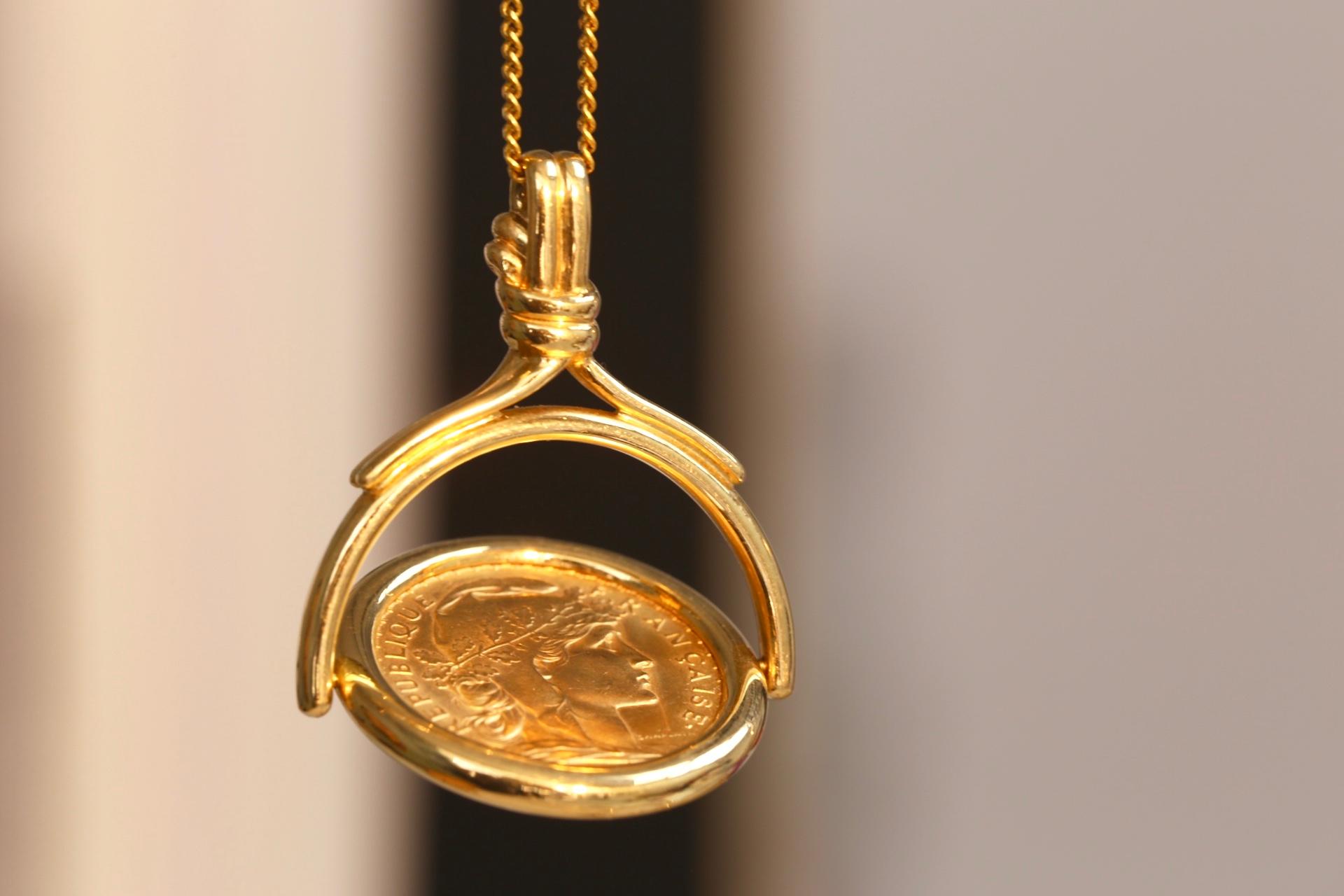 18 Karat Yellow Gold Pendant with Antique Gold Coin In Excellent Condition In Banbury, GB