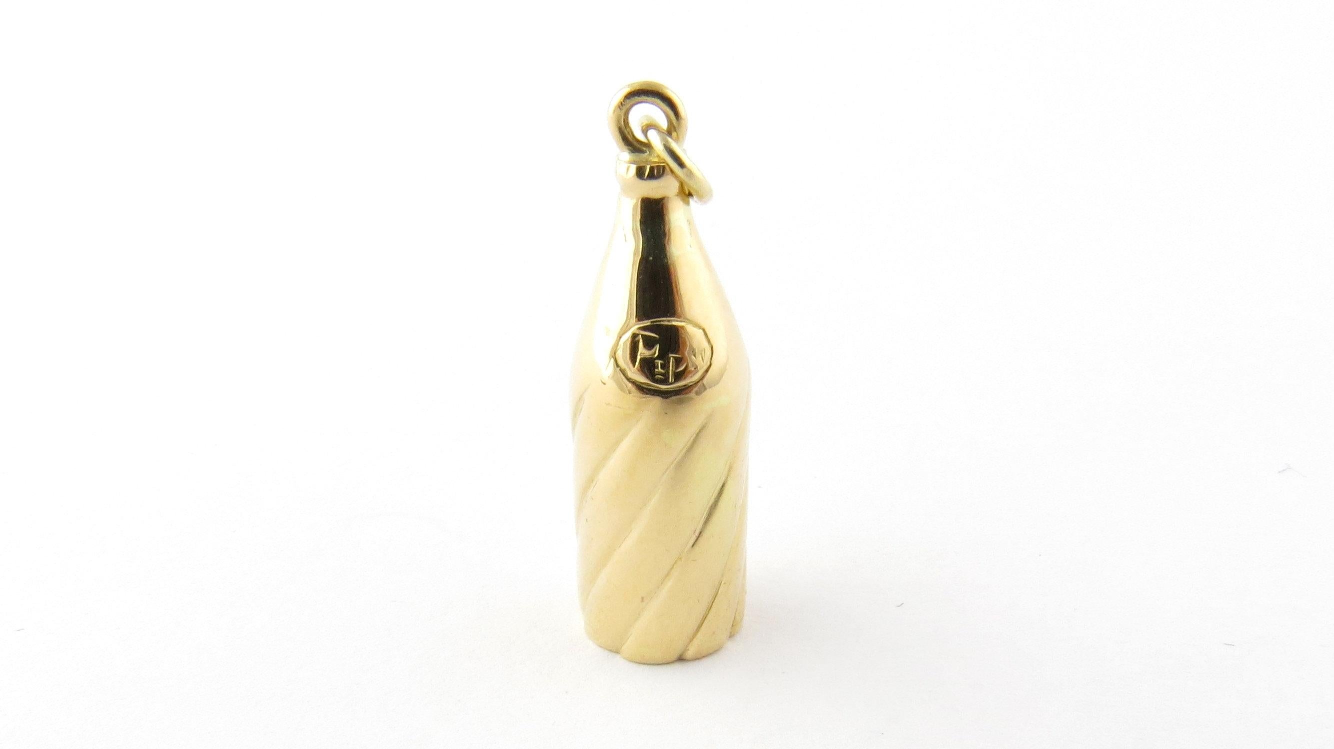 Vintage 18 Karat Yellow Gold Pepsi Bottle Charm- 
The Pepsi generation! 
This whimsical 3D charm features a miniature Pepsi bottle meticulously detailed in 18K yellow gold. 
Size: 26 mm x 8 mm (actual charm) 
Weight: 2.8 dwt. / 4.5 gr. 
Hallmark:
