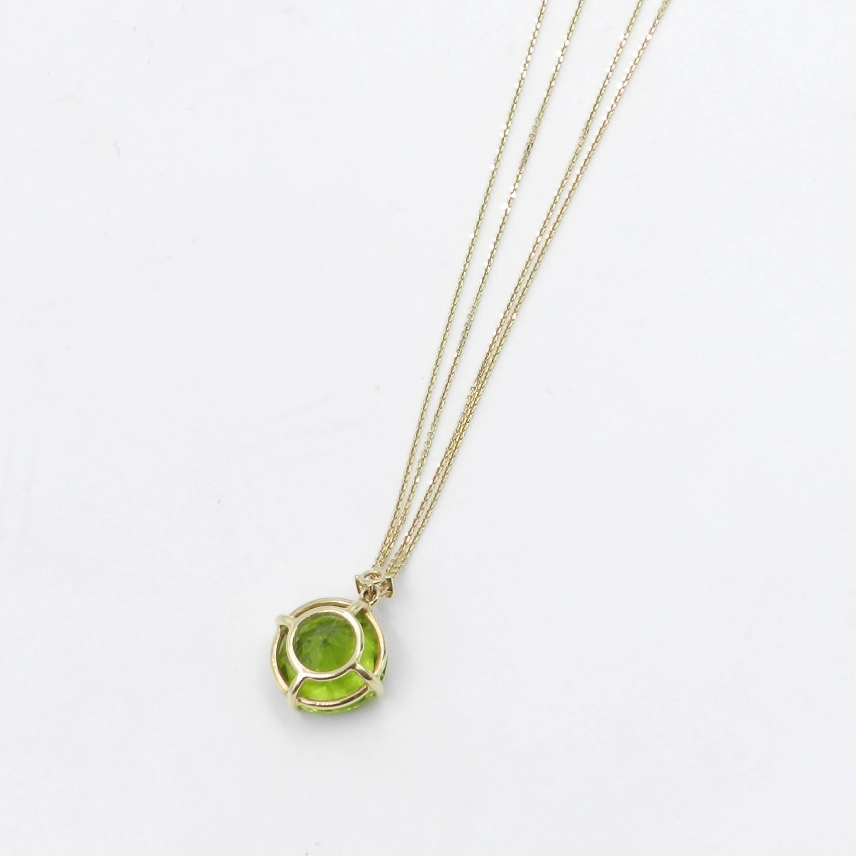 Contemporary 18 Karat Yellow Gold Peridot and Diamond Garavelli Pendant with Necklace