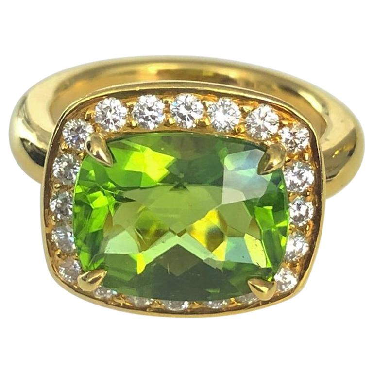 18 Karat Yellow Gold Peridot and Diamond Ring For Sale