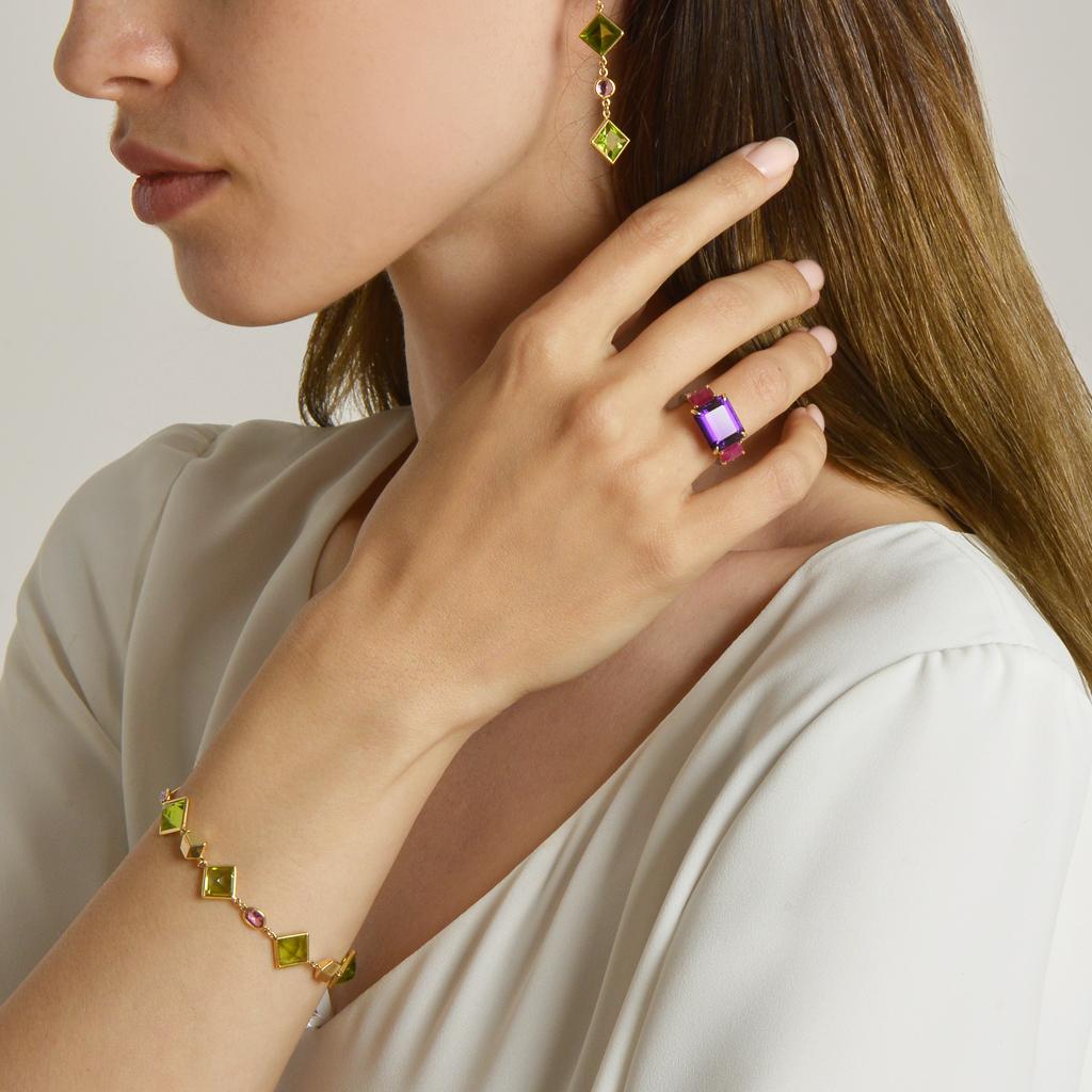 Florentine-Ohrringe aus 18-karätigem Gelbgold mit einem Peridot im Smaragdschliff und einem runden rosa Saphir sowie dem Brillante®-Motiv. 

Die Kollektion Florentine ist vom Garten der Iris inspiriert und vereint kühne Farbkombinationen mit
