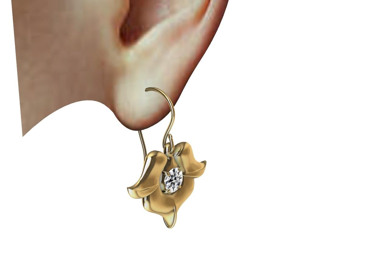 Le designer de Tiffany, Thomas Kurilla, sculpte des boucles d'oreilles en forme de fleurs arabesques en diamant jaune 18 carats. Ces boucles sont nées de l'inspiration de la ferronnerie d'art, de mon amour des courbes arabesques et des études