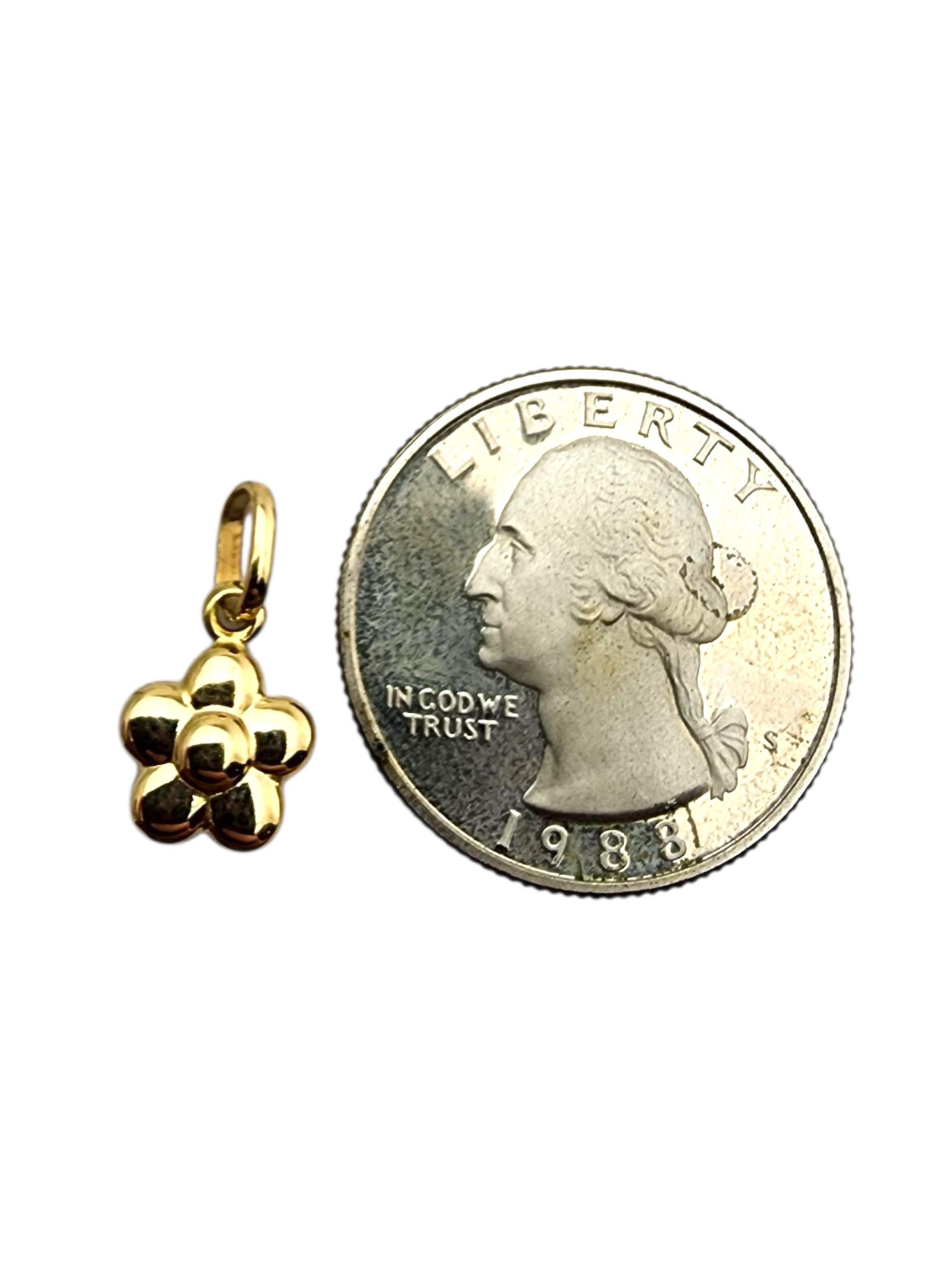 Charm de petite fleur en or jaune 18 carats

Cette breloque de fleur en or jaune 18 carats présente un motif floral délicat et magnifiquement détaillé, symbolisant l'élégance et la beauté naturelle. Sa finition polie lui confère un éclat radieux, ce