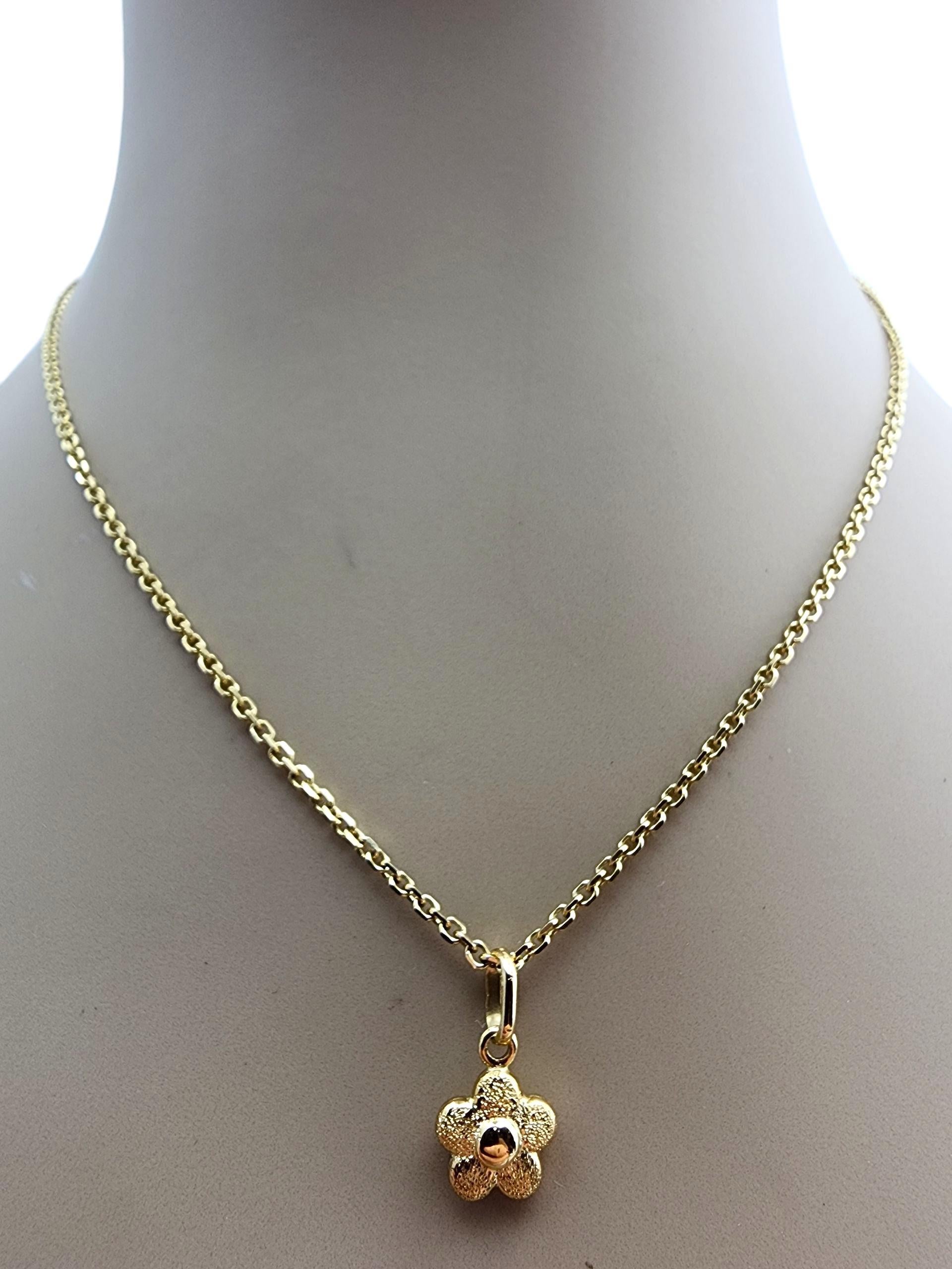 Contemporain Charm en or jaune 18 carats Petite fleur #23682 en vente