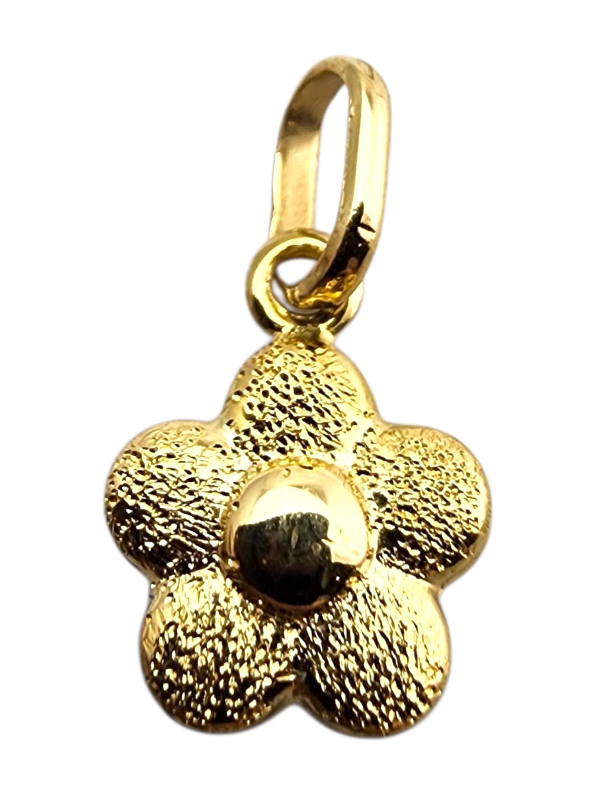 Charm en or jaune 18 carats Petite fleur #23682 Bon état - En vente à Washington Depot, CT