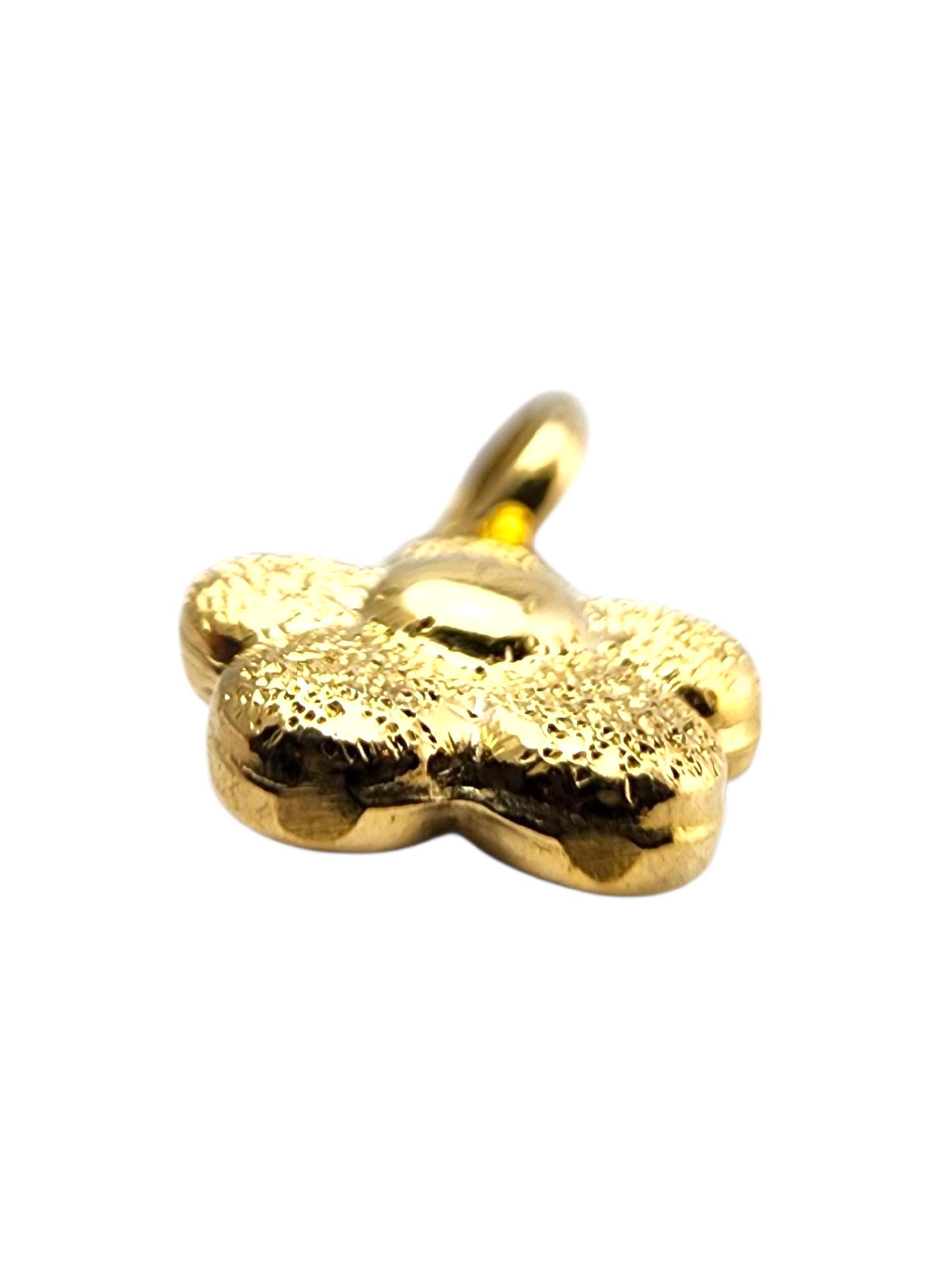 Charm en or jaune 18 carats Petite fleur #23682 Pour femmes en vente