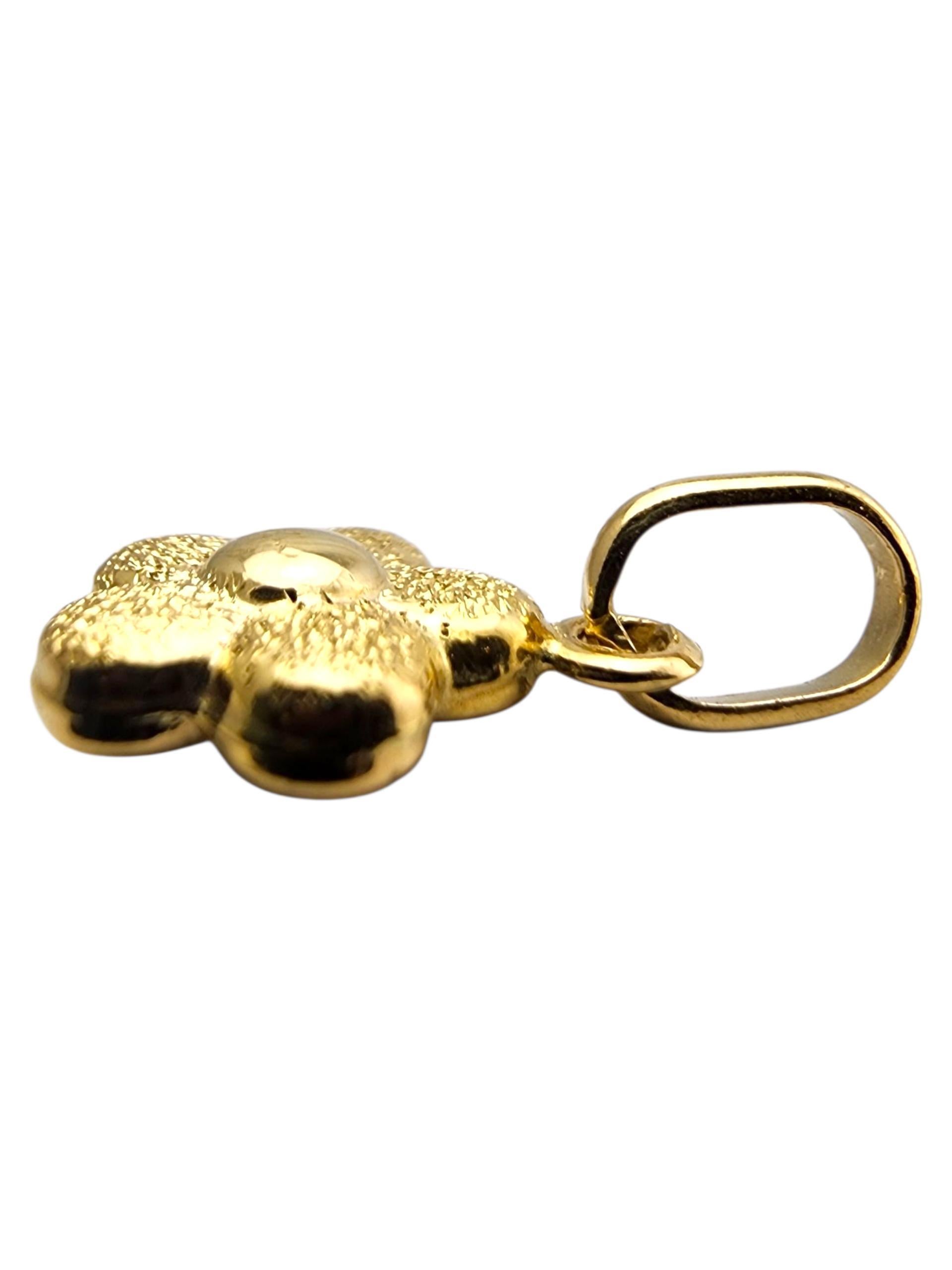 Charm en or jaune 18 carats Petite fleur #23682 en vente 1