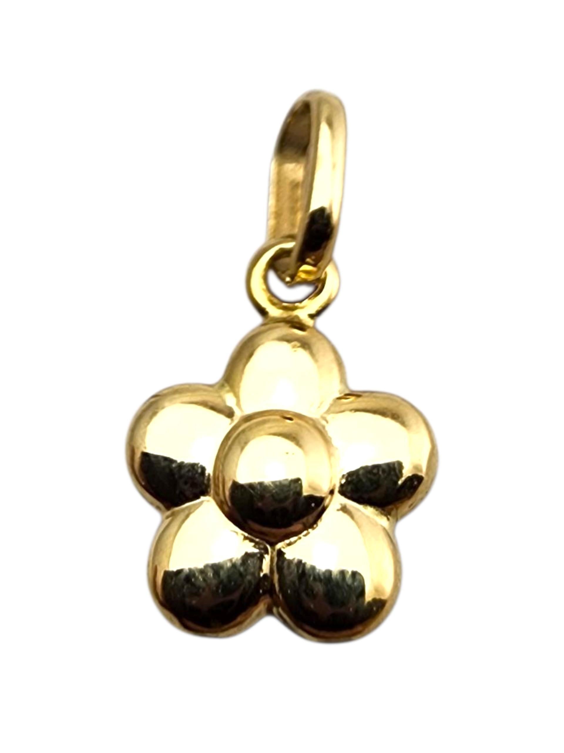 Charm en or jaune 18 carats Petite fleur #23682 en vente 4