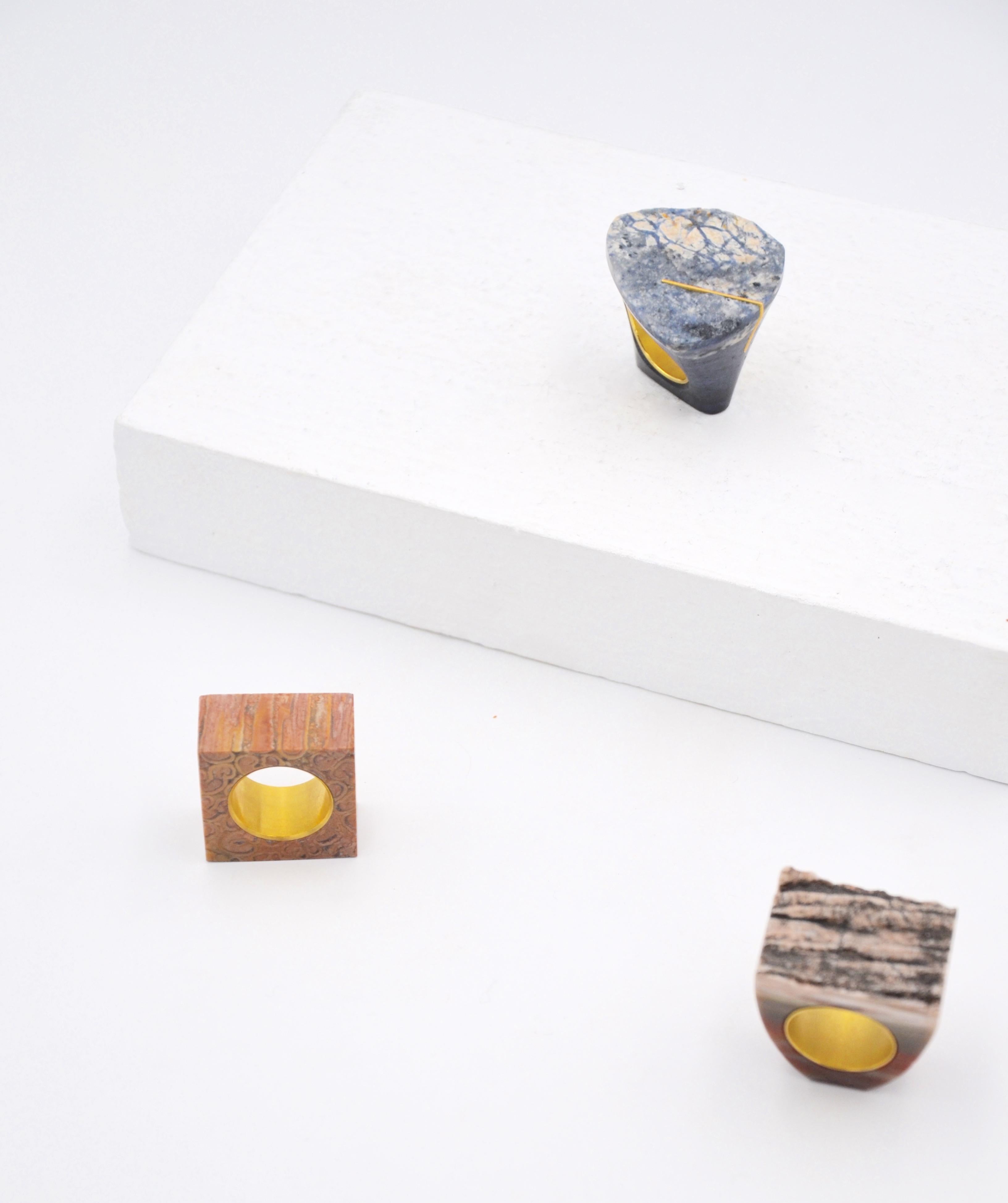 18 Karat Gelbgold Ring aus versteinertem Holz im Angebot 1