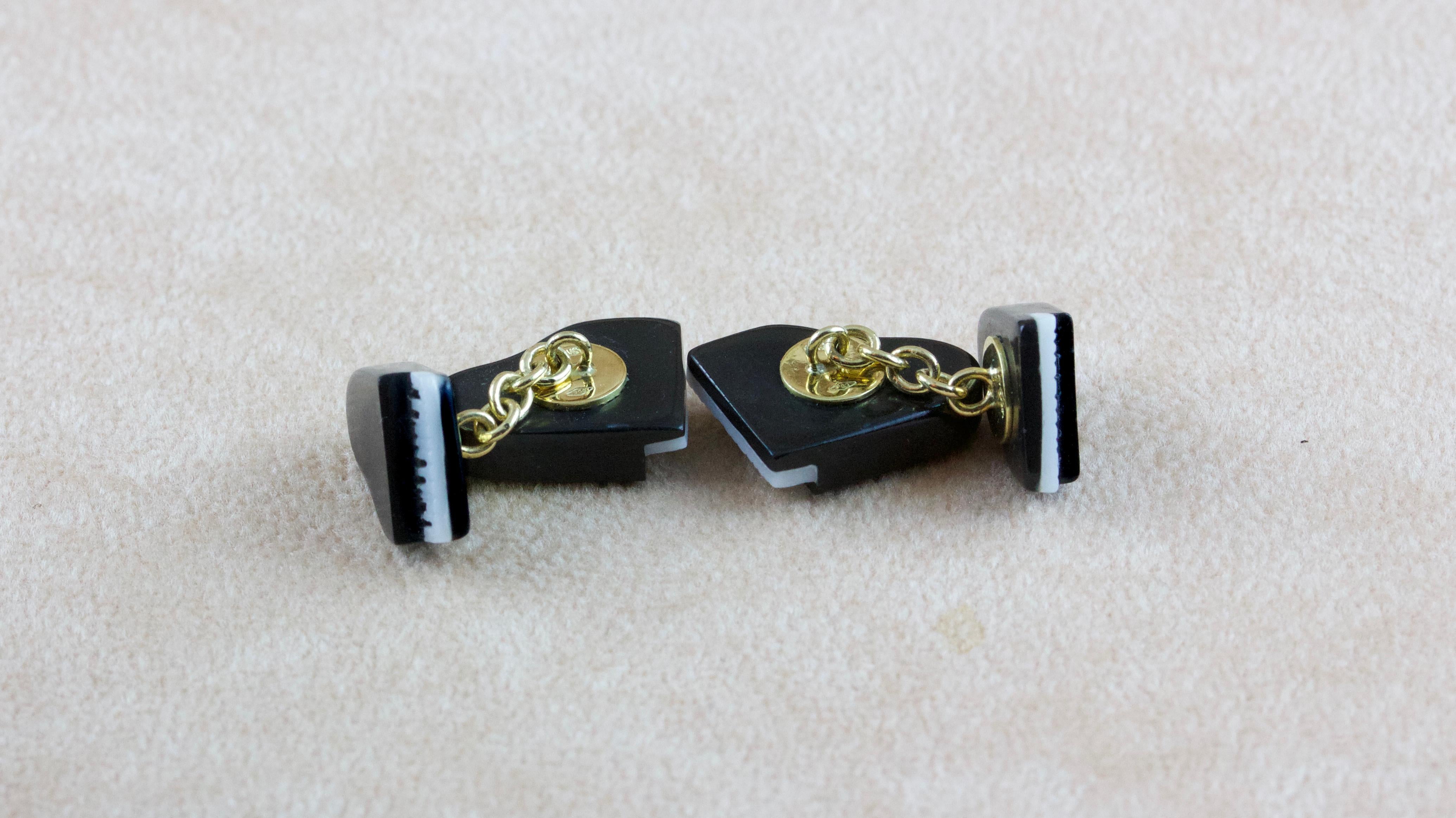 The piano is a wonderful classical instrument, and these music inspired cufflinks will add a truly classical look to any outfit.
The are made in black onyx and the piano keys in white agate. 
Mounting in 18 karat yellow gold. 


All AVGVSTA jewelry