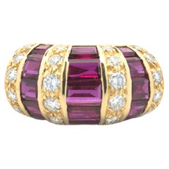 gerippter Ring aus 18 Karat Gelbgold mit Taubenblut-Rubin und Diamant