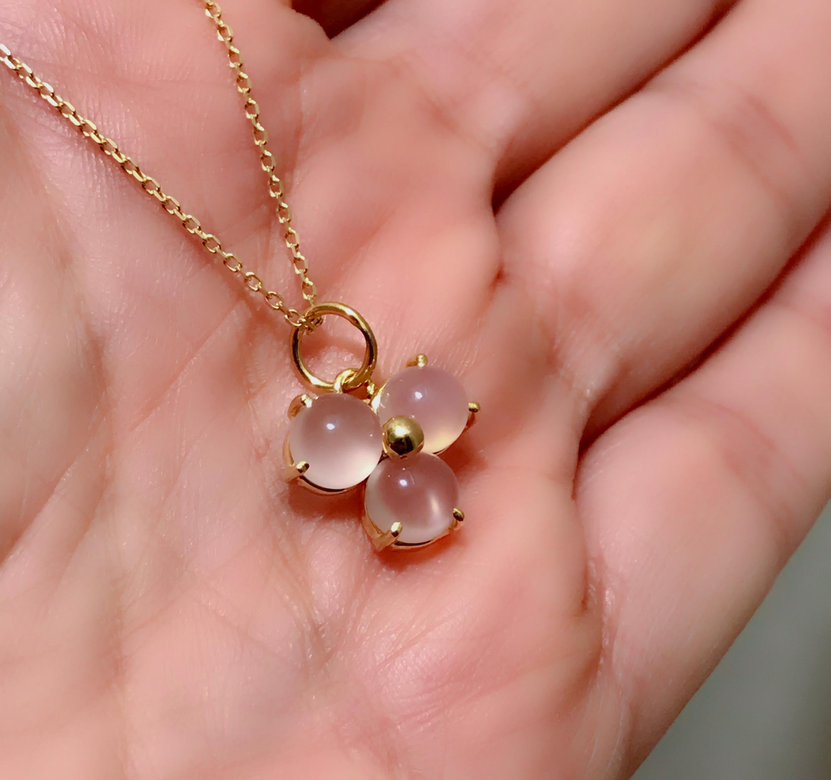 18 Karat Solid Yellow Gold Pink Blossom Flower Charm Pendant Chain Necklace In New Condition For Sale In London, GB