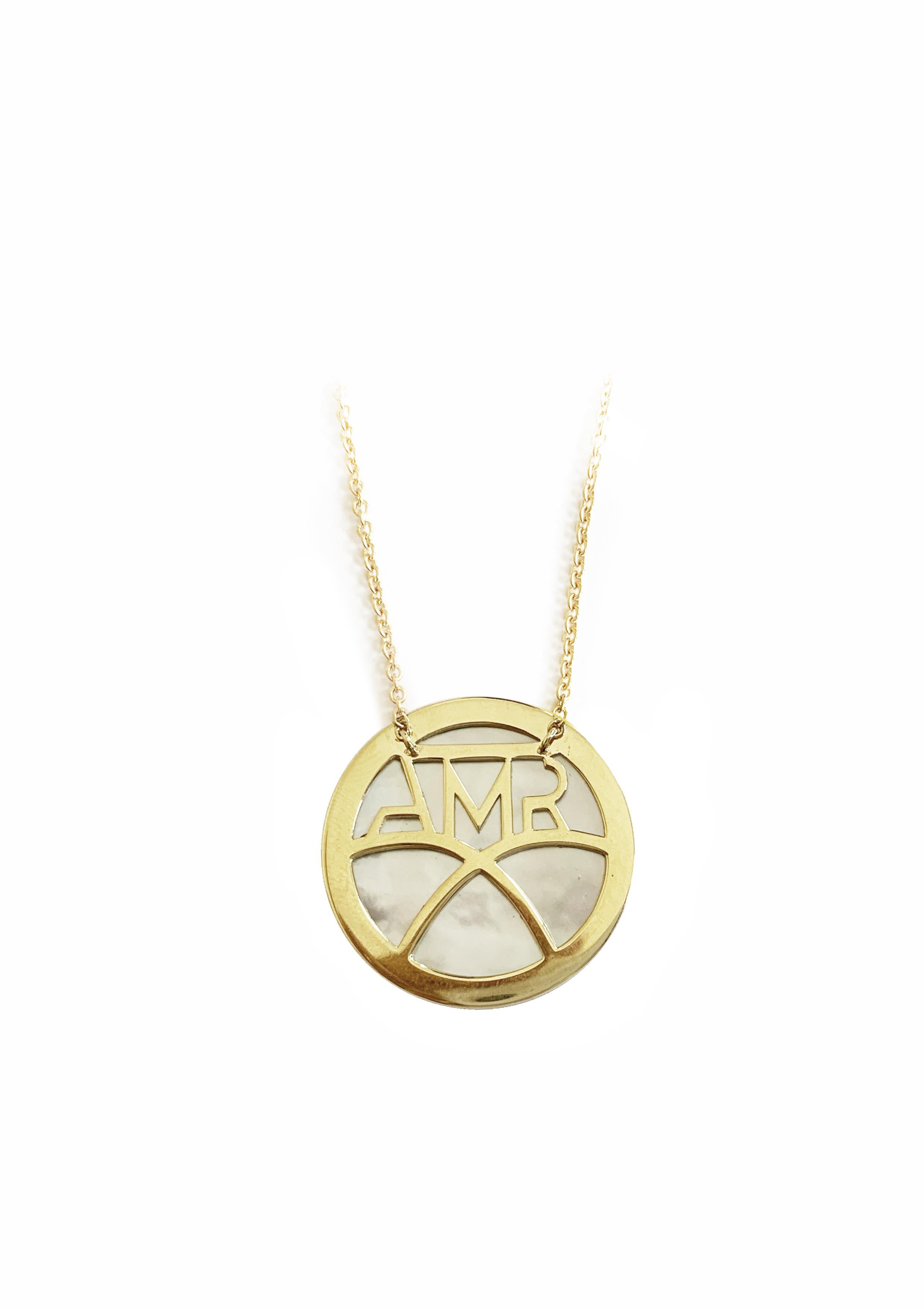 Taille ronde Chaîne en or jaune 18 carats, nacre rose, index en saphirs, pendentif en vente