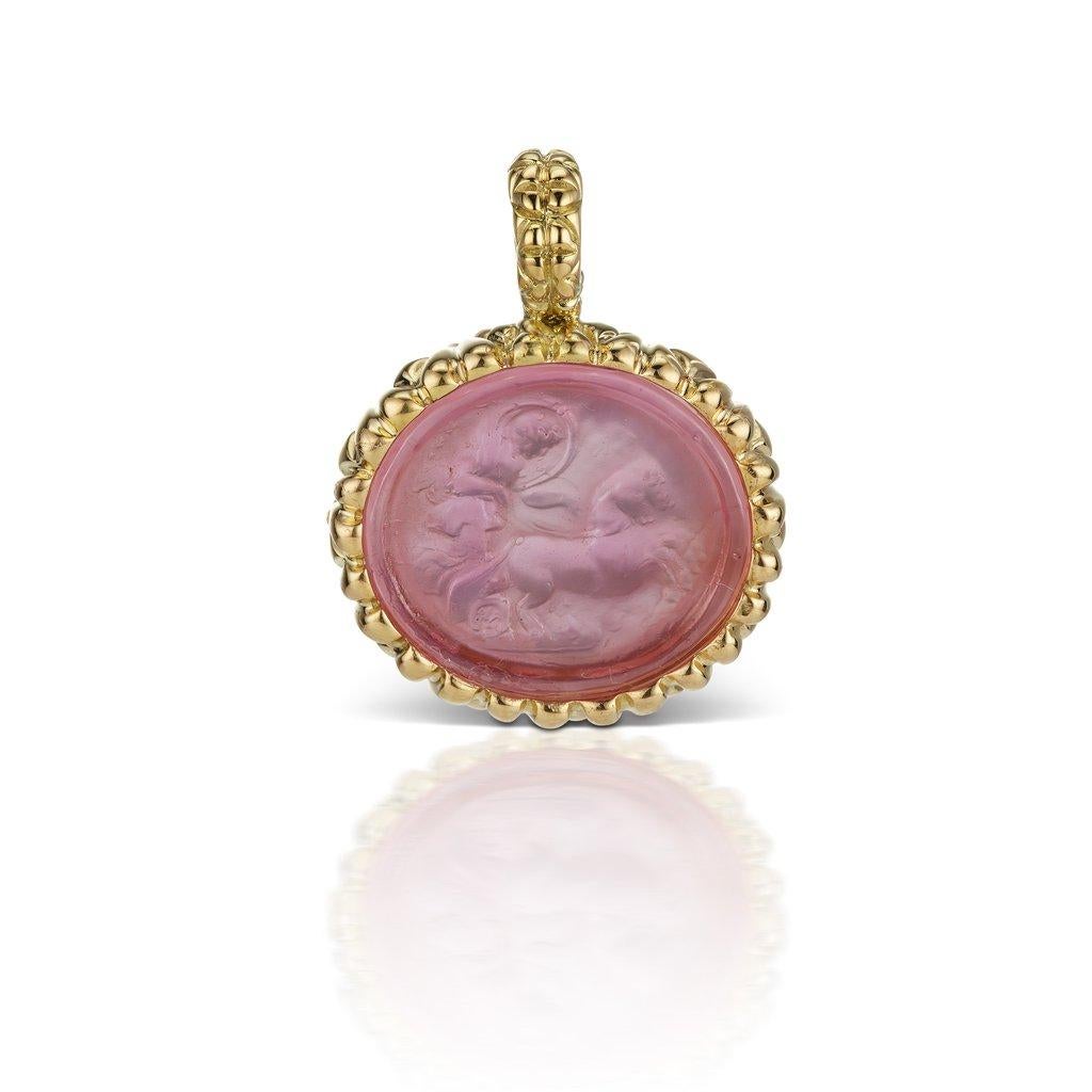 18 Karat Yellow Gold Pink Pendant In Excellent Condition For Sale In New York, NY