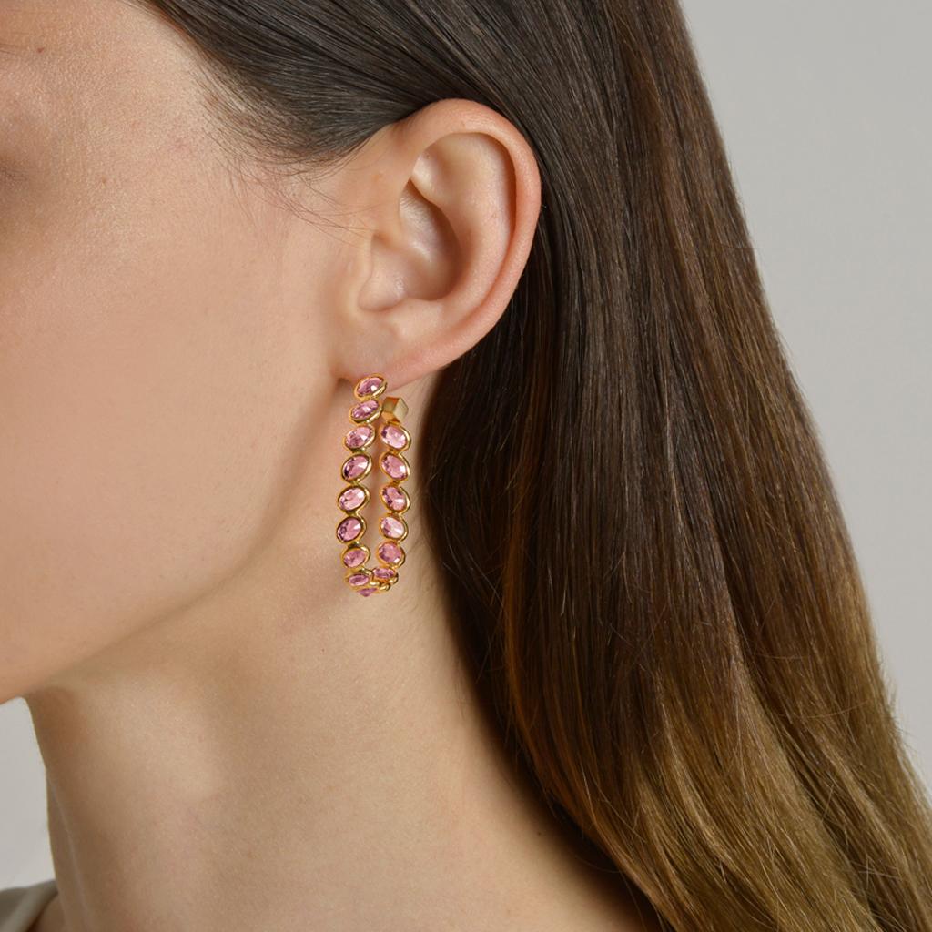 18kt yellow gold Ombré hoop earrings with bezel set multishade oval pink sapphires at 11 o'clock® and signature Brillante® motif, grande.

Reimagined from summers spent at the Tuscan shore, the Ombré collection highlights the diverse hues and