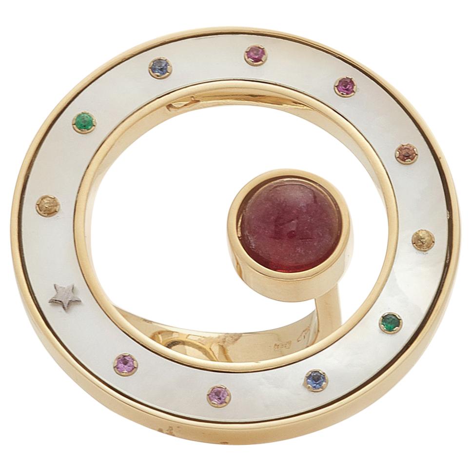 Ring aus 18 Karat Gelbgold, rosa Turmalin, Saphir und Perlmutt im Angebot