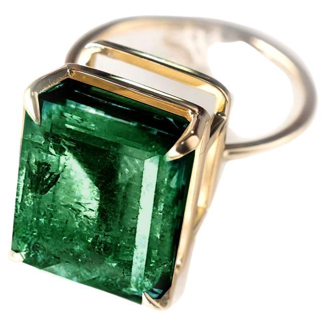 18 Karat Yellow Gold Pinky Tea Ring with Natural Emerald and Sculptural Detail For Sale 3