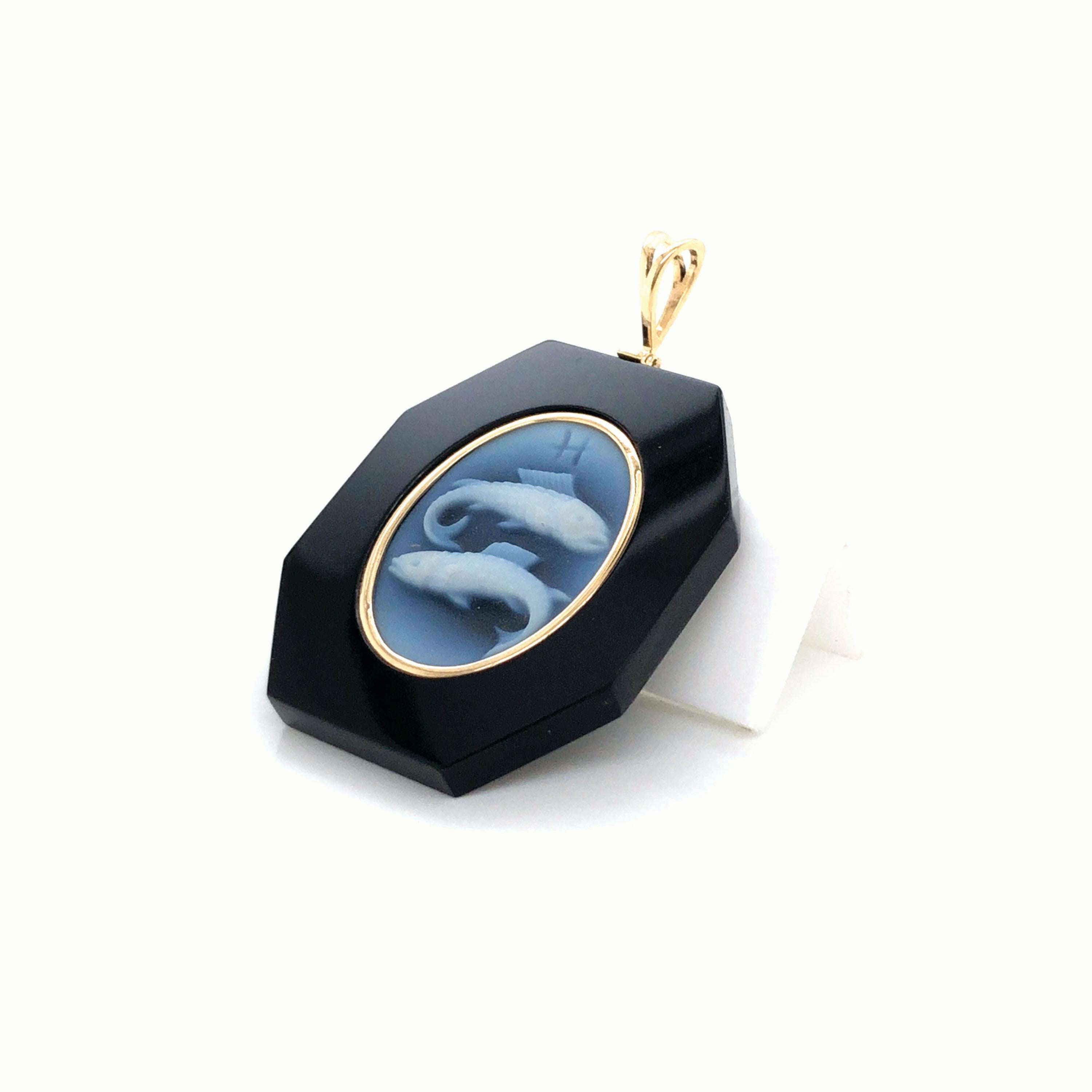18 Karat Yellow Gold Pisces Zodiac Agate Cameo Black Onyx Pendant Necklace For Sale 5