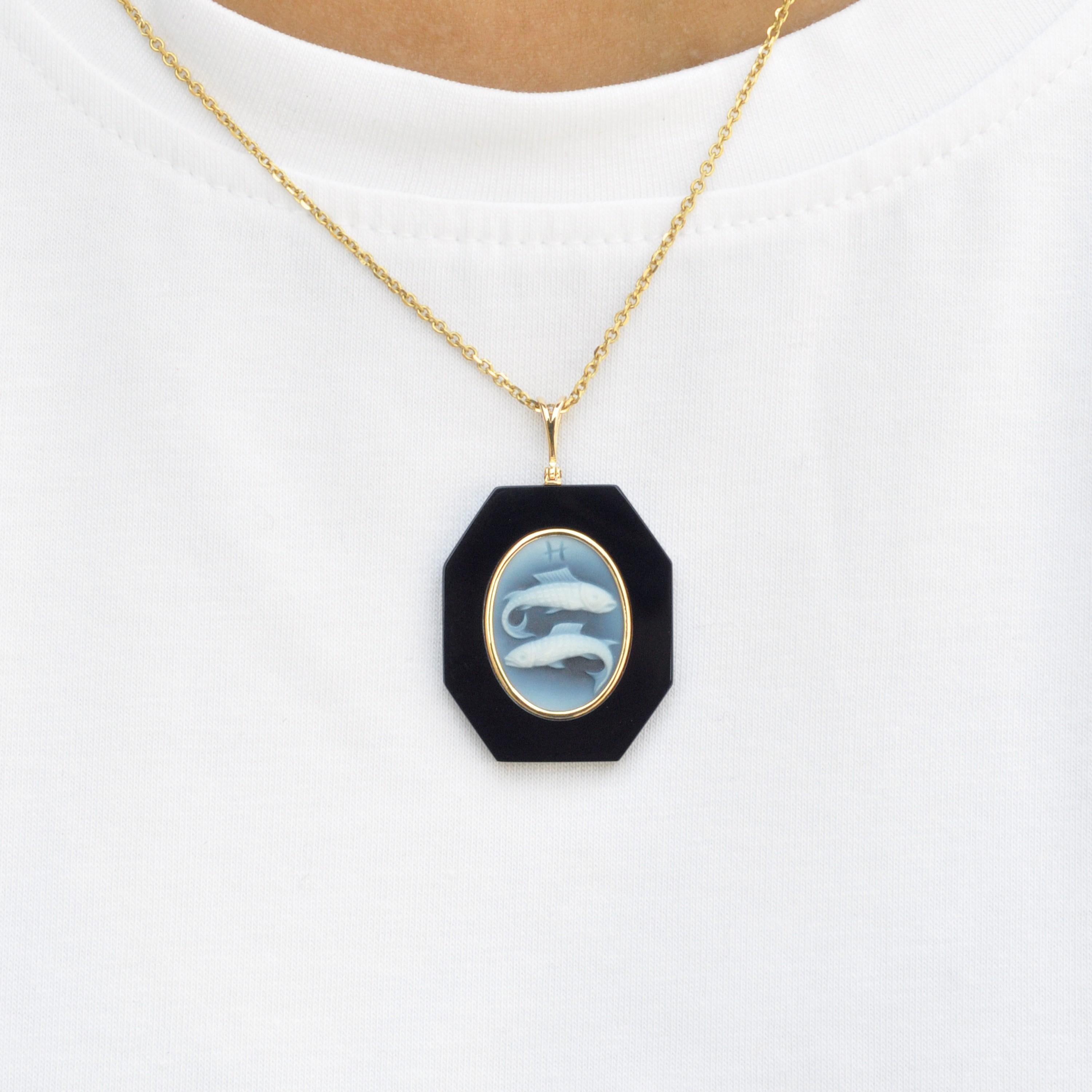 Contemporary 18 Karat Yellow Gold Pisces Zodiac Agate Cameo Black Onyx Pendant Necklace For Sale