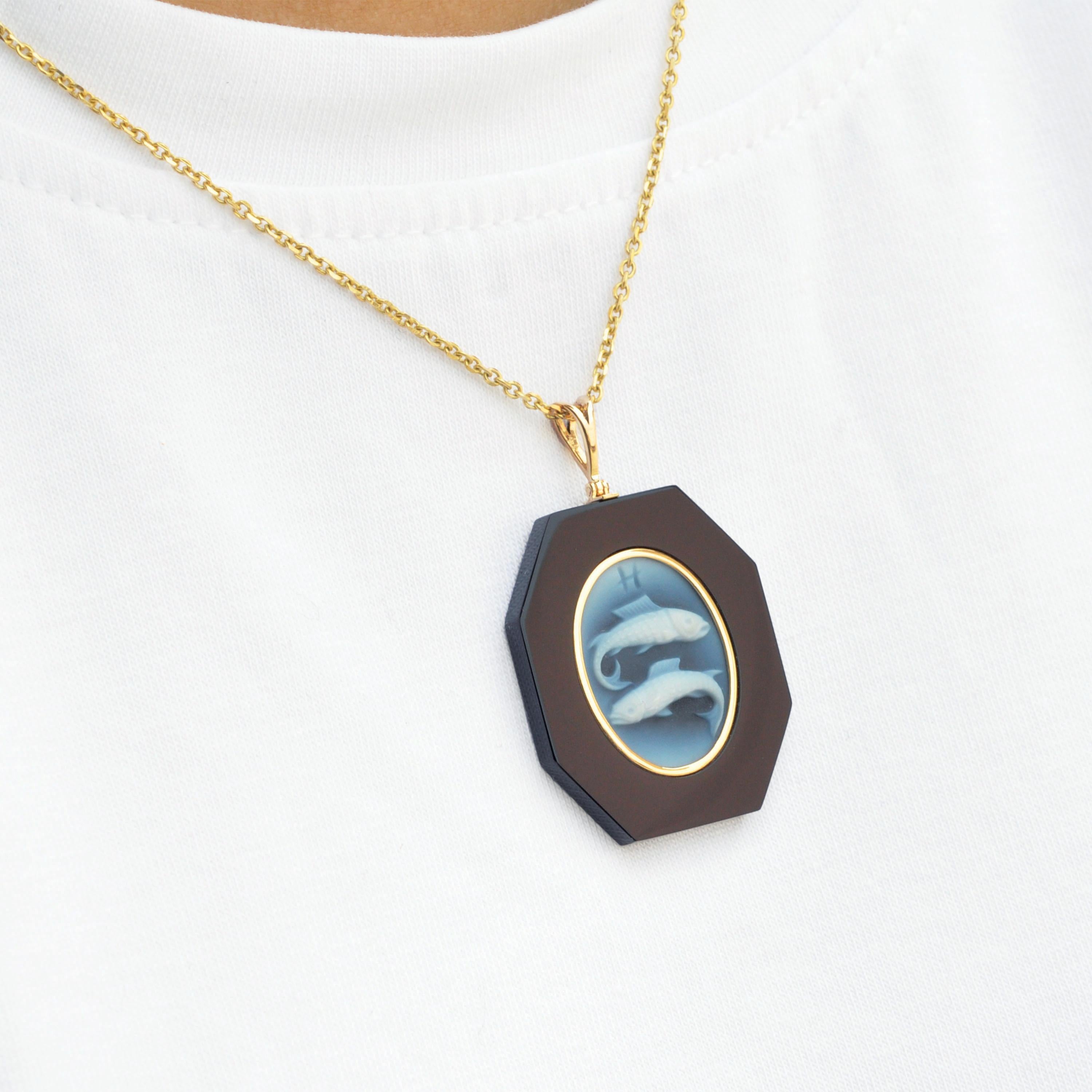 18 Karat Yellow Gold Pisces Zodiac Agate Cameo Black Onyx Pendant Necklace In New Condition For Sale In Jaipur, Rajasthan