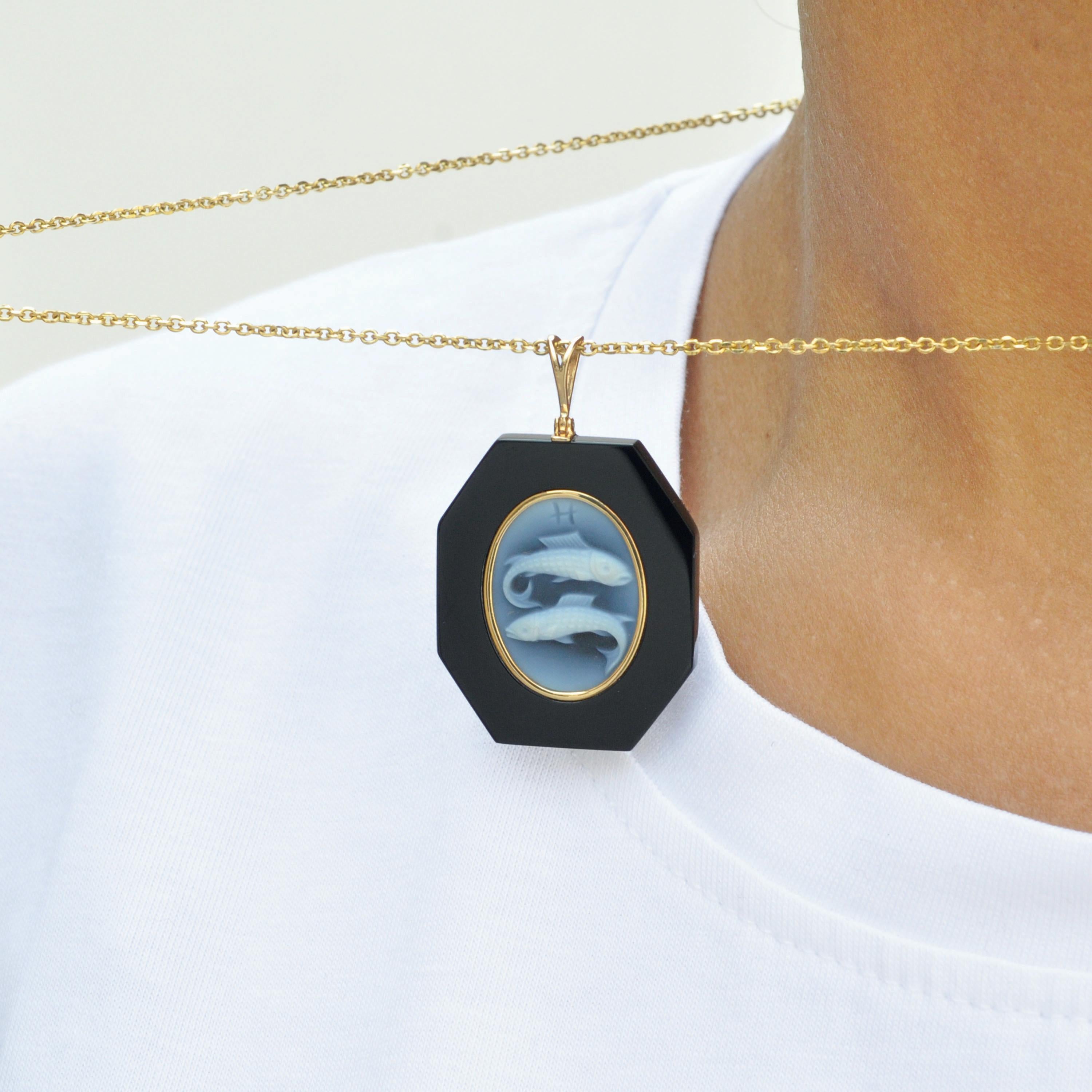 Women's or Men's 18 Karat Yellow Gold Pisces Zodiac Agate Cameo Black Onyx Pendant Necklace For Sale