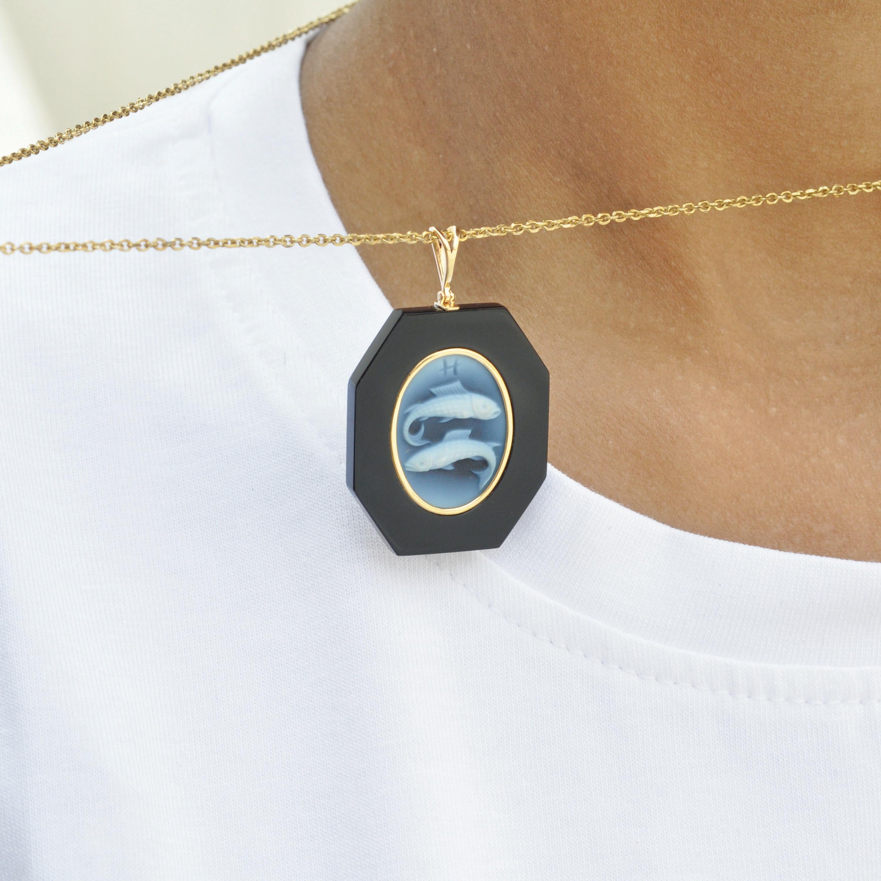 18 Karat Yellow Gold Pisces Zodiac Agate Cameo Black Onyx Pendant Necklace For Sale 1
