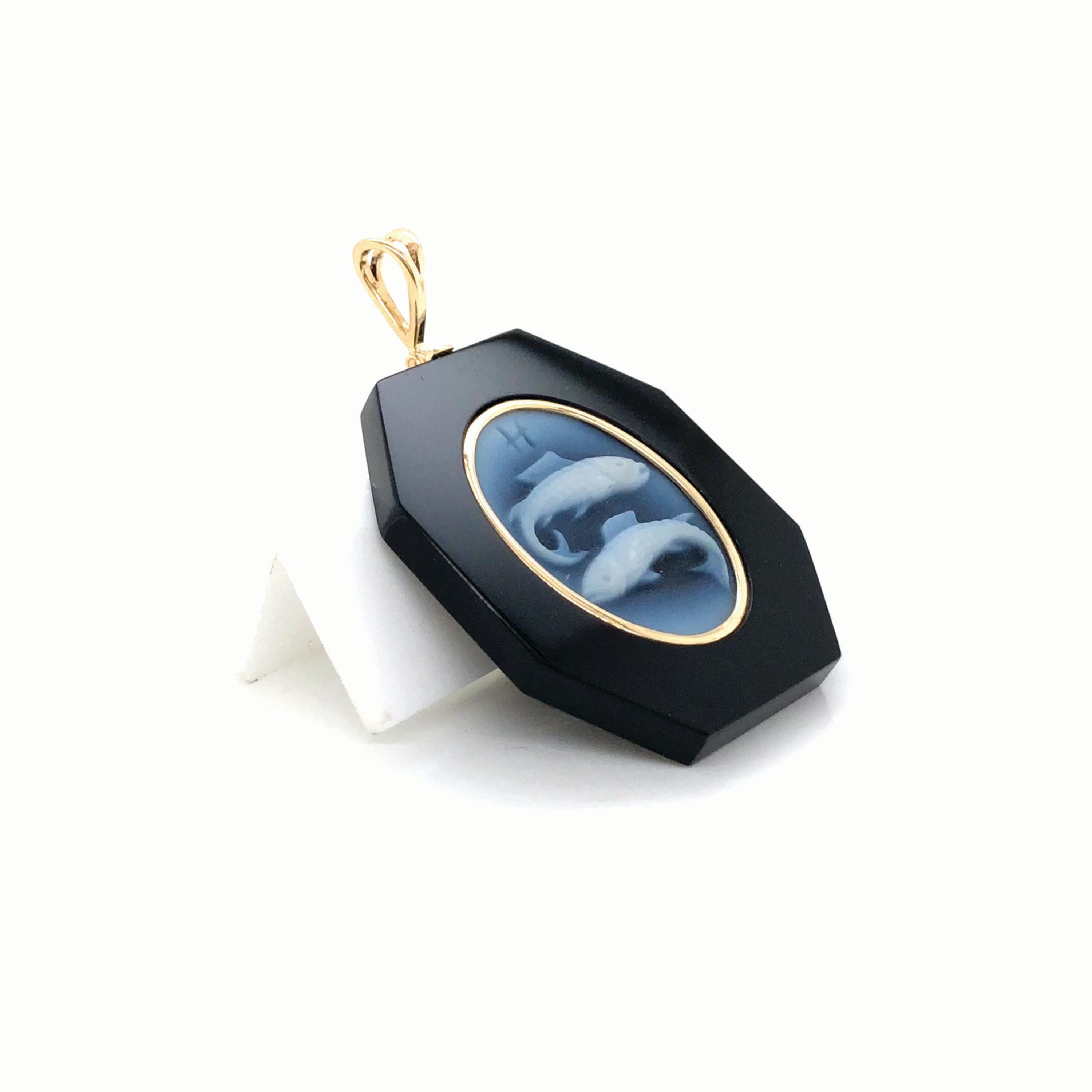 18 Karat Yellow Gold Pisces Zodiac Agate Cameo Black Onyx Pendant Necklace For Sale 3