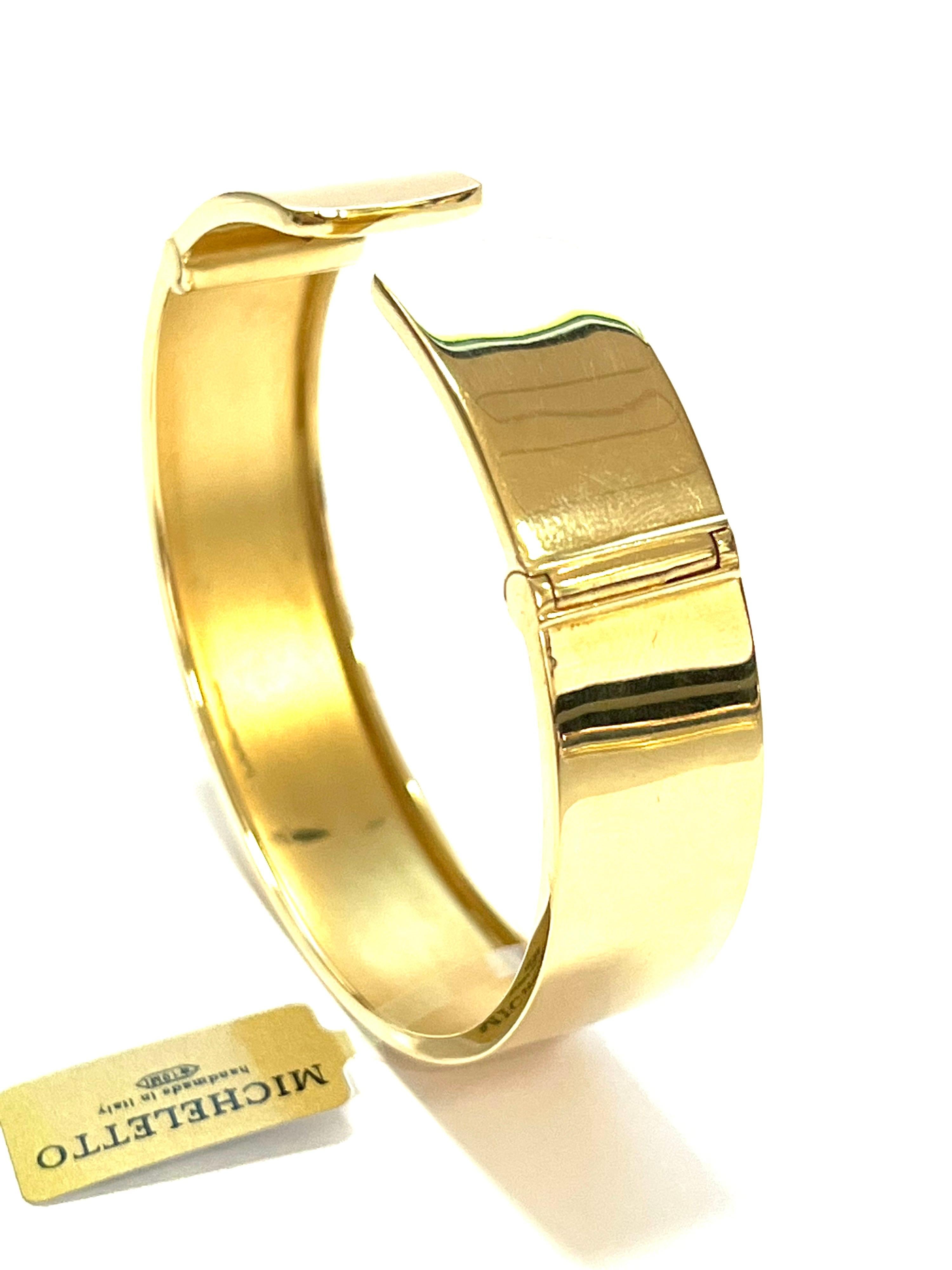 Schlichtes Manschettenarmband aus 18 Karat Gelbgold mit zwei Federn aus Weißgold, die ein bequemes Tragen des Armbands ermöglichen.
Modernes und sauberes Design.
Gesamtgewicht Gold gr 29,1
Höhe cm.1,5
STAMP ITALIEN  10 MI  750

Die Halskette ist