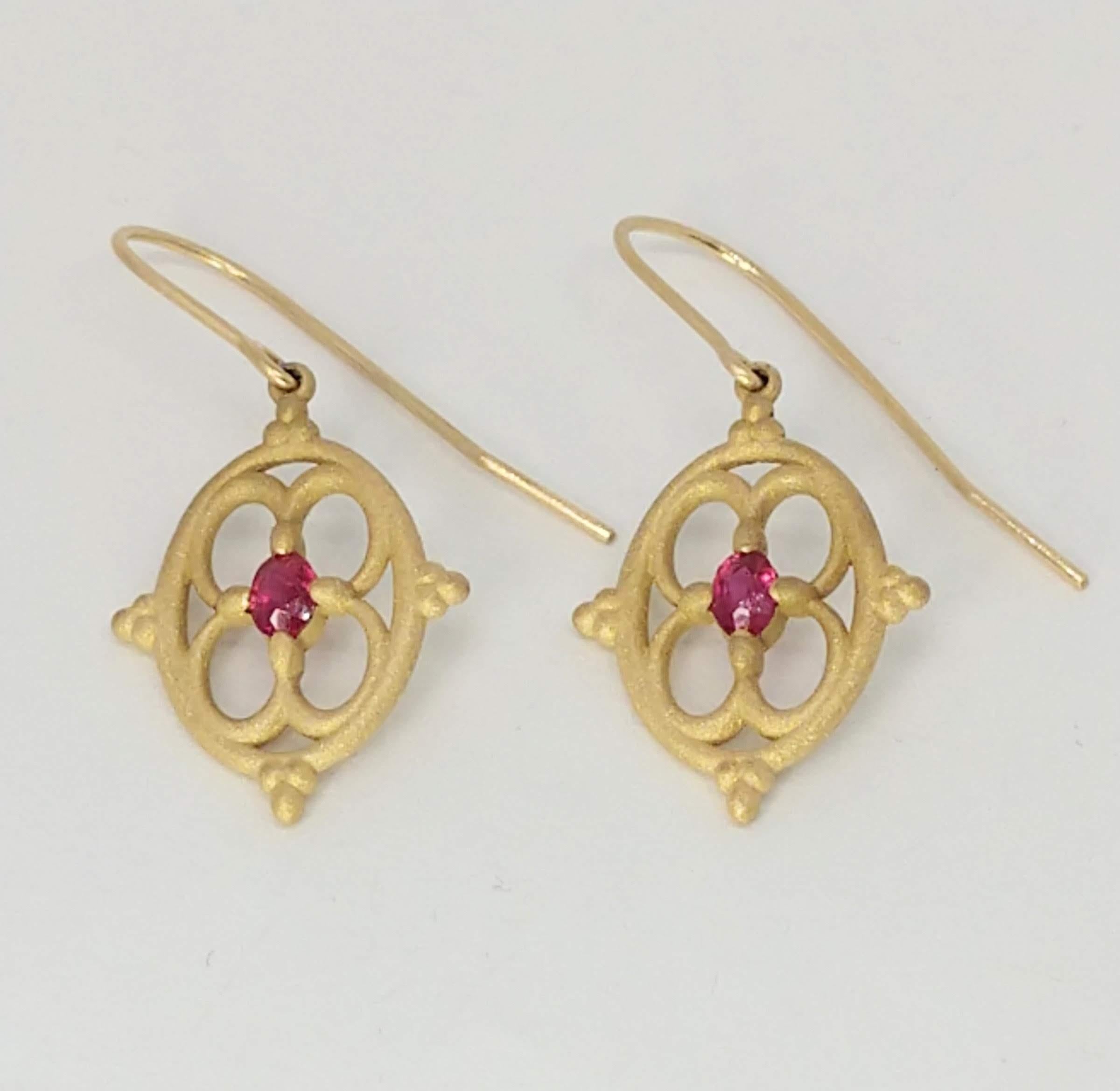 Orecchini arabescati con rubino ovale placcato oro 18 carati,  Placcato oro 18 K su sterlina con rubini ovali di qualità A. Queste sono con finitura opaca. Possono anche essere lucidati.
Sono disponibili anche ordini personalizzati per la tua pietra