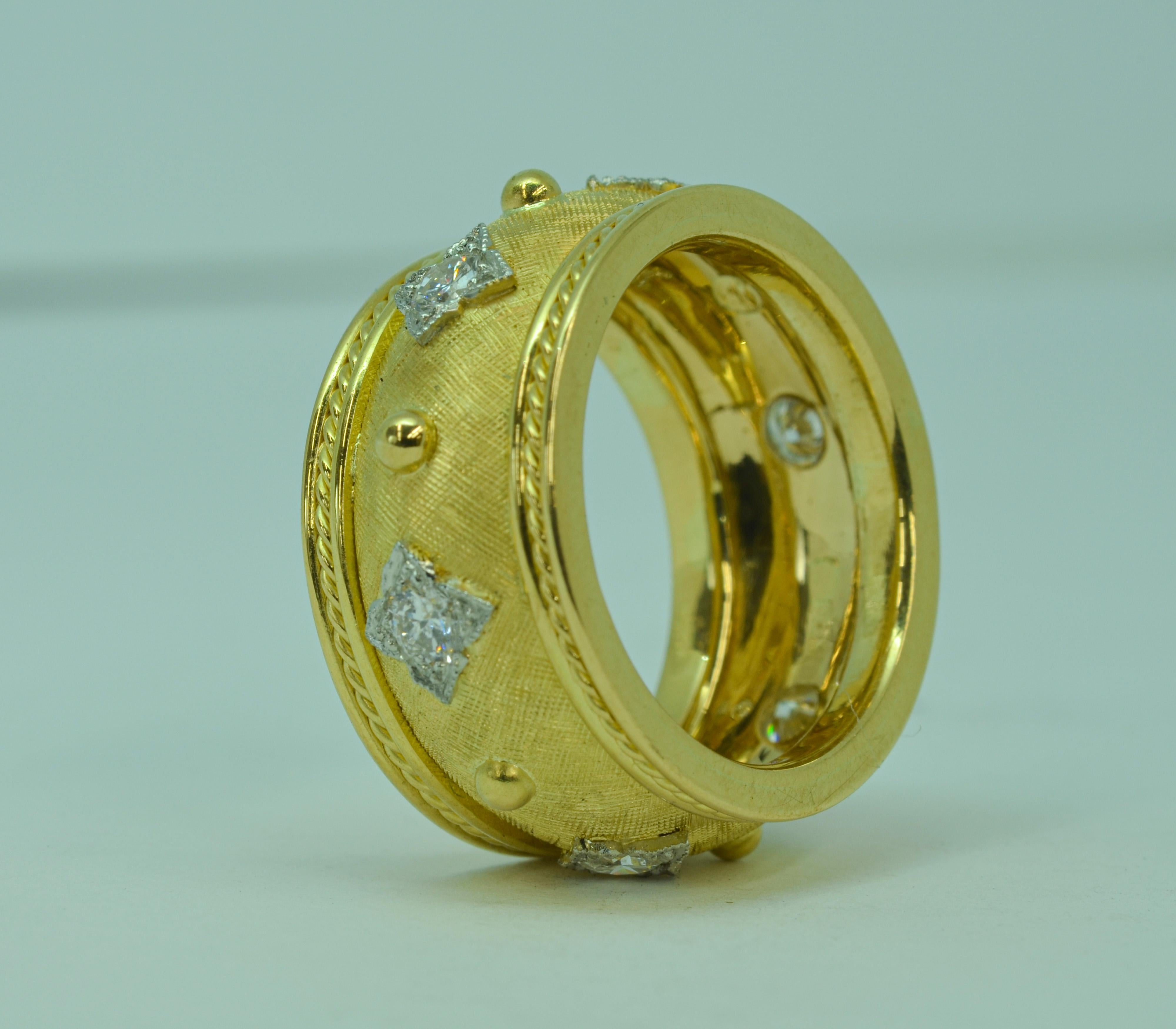 Une bague à anneau en or jaune 18 carats, platine et diamants.
Un nouveau design de ma collection Cigar Band, cette bague est entièrement réalisée à la main dans mon studio du Maine. Les bagues de cigare sont depuis longtemps mes préférées, certains