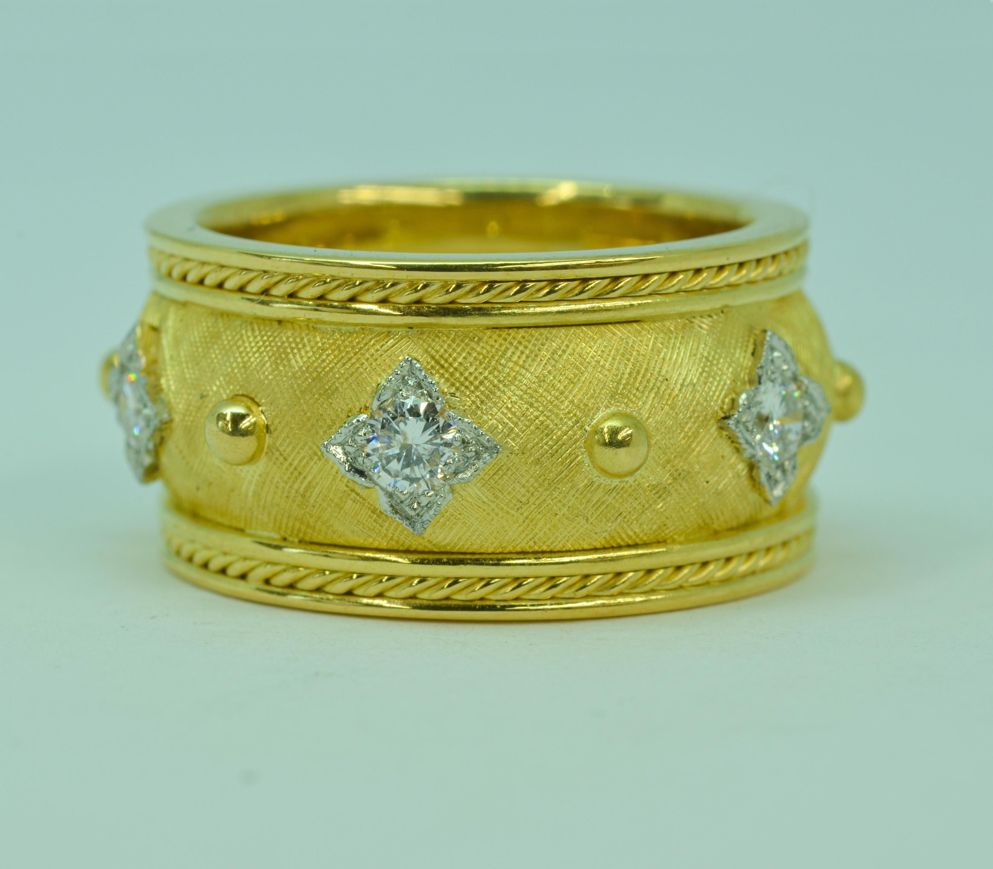 Artisan Anneau cigare en or jaune 18 carats, platine et diamants en vente