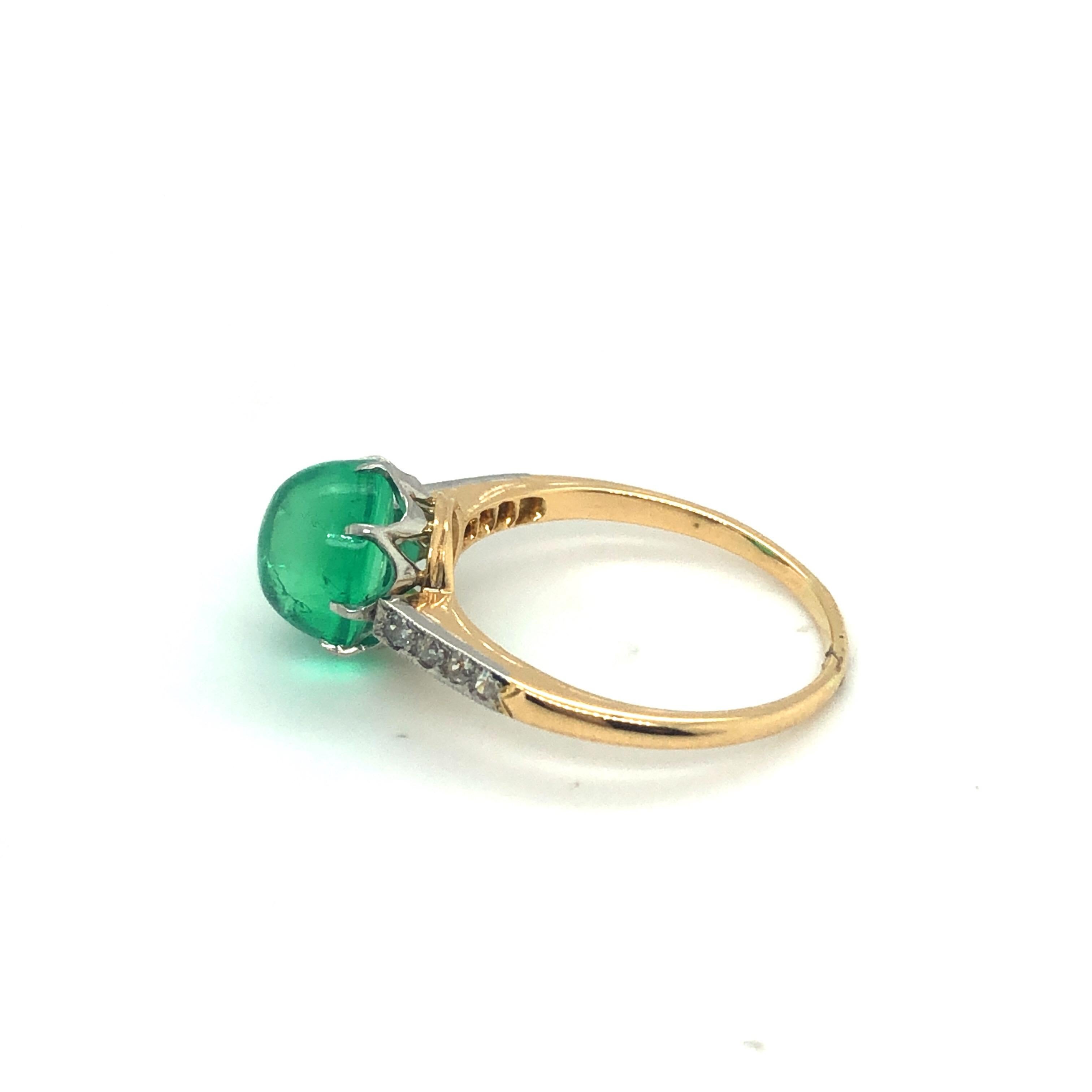 Cabochon 18 Karat Yellow Gold Platinum Emerald and Diamond Ring, circa 1905 For Sale