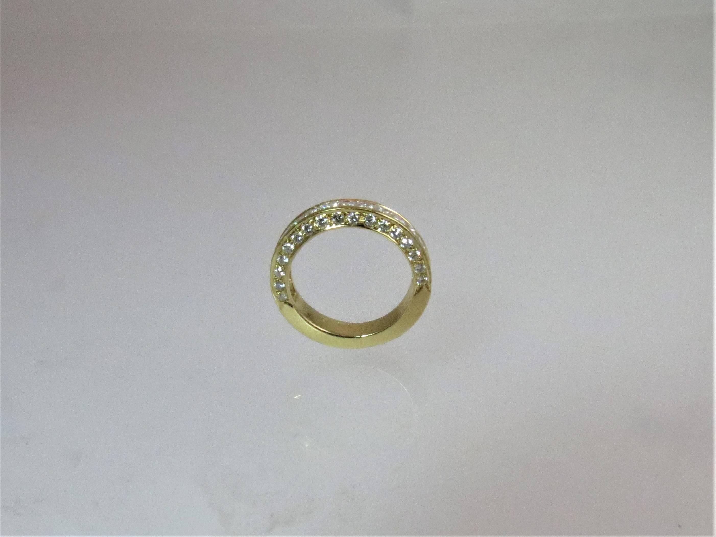 18 Karat Yellow Gold Princess Cut and Round Diamond Wedding Band In Excellent Condition For Sale In Chicago, IL