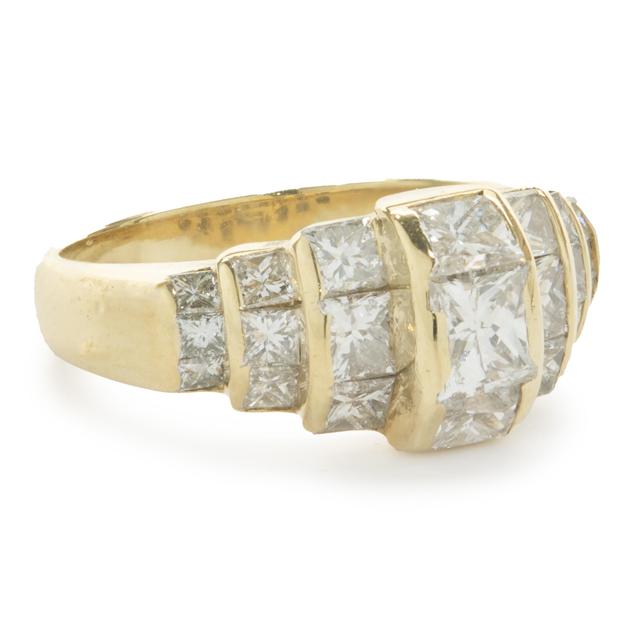 Designer: kundenspezifisch
MATERIAL: 18k Gelbgold
Diamant: Prinzess-Schliff = 2.00cttw
Farbe: H
Klarheit: SI1
Ringgröße: 6.5 (bitte erlauben Sie zwei zusätzliche Versandtage für Größenanfragen)
Abmessungen: Ring Breite misst 9.4mm 
Gewicht: 7,92