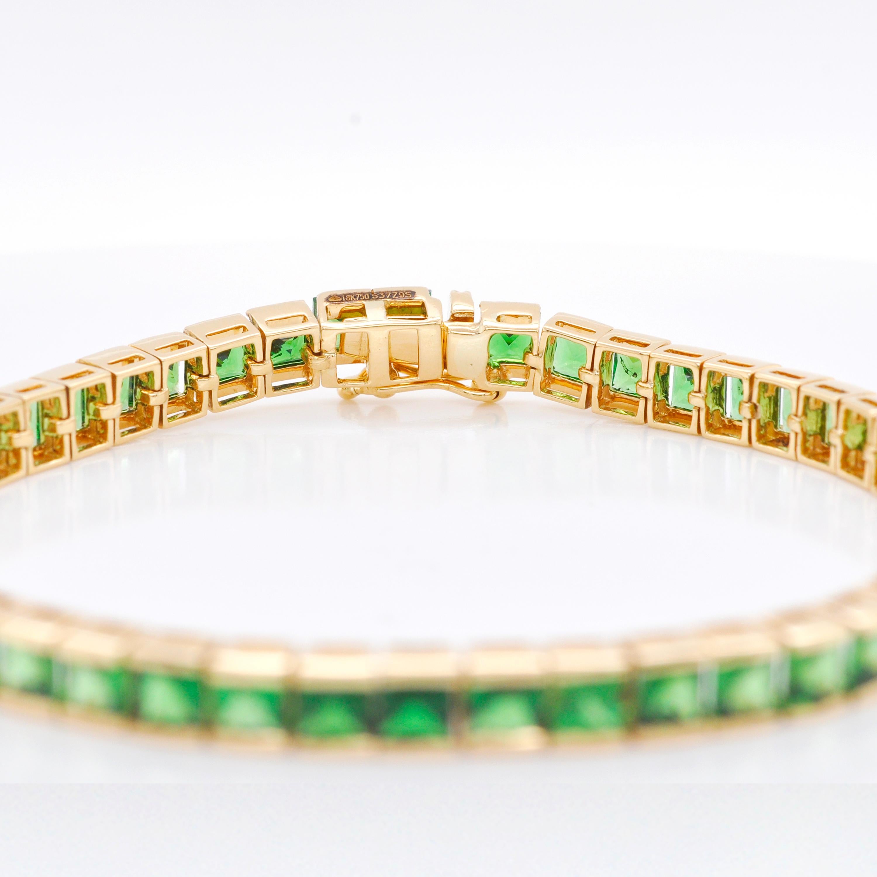 18 Karat Gold 4mm Princess Cut Square Gradient Tsavorite Tennis Line Bracelet For Sale 3