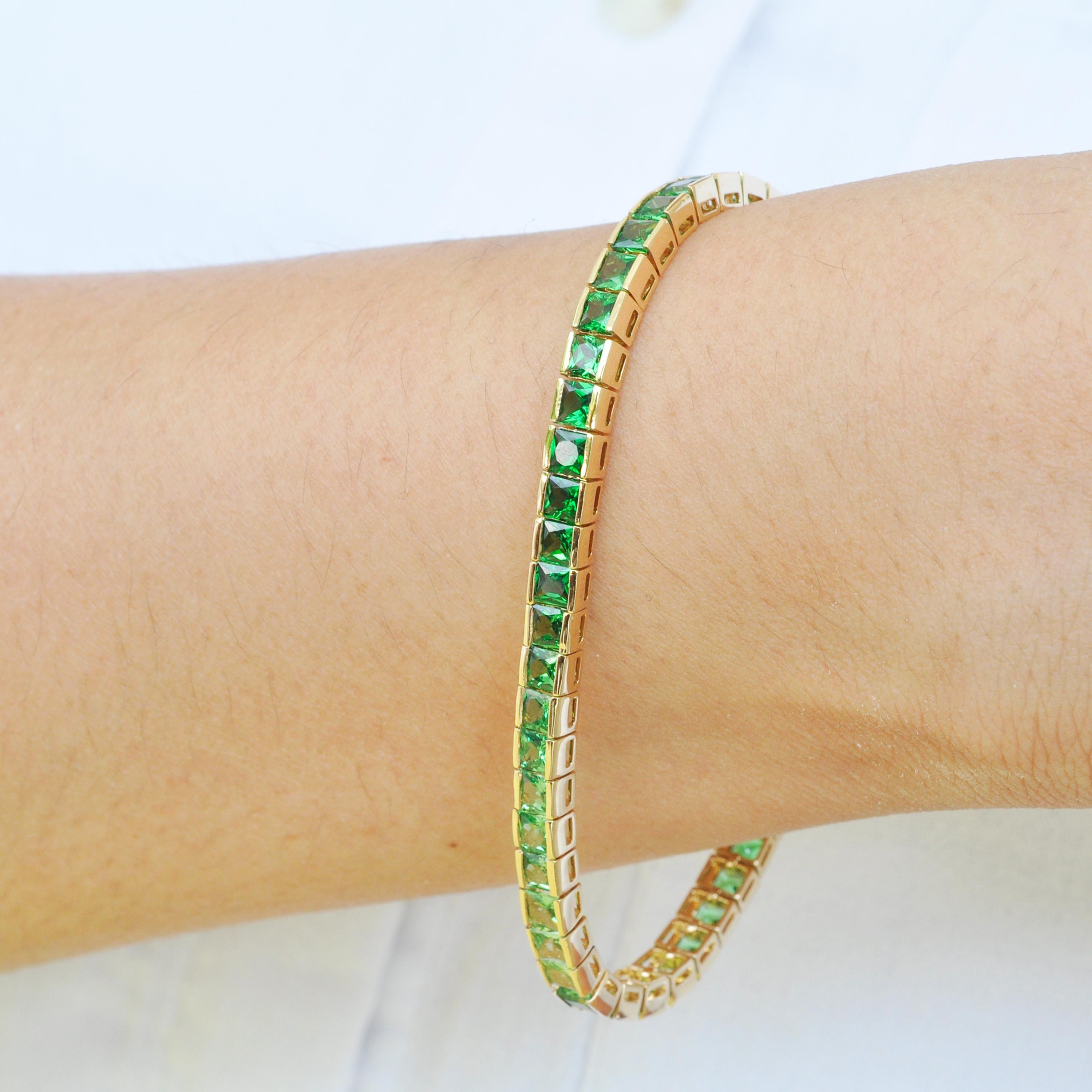 18 Karat Gold 4mm Princess Cut Square Gradient Tsavorite Tennis Line Bracelet For Sale 6